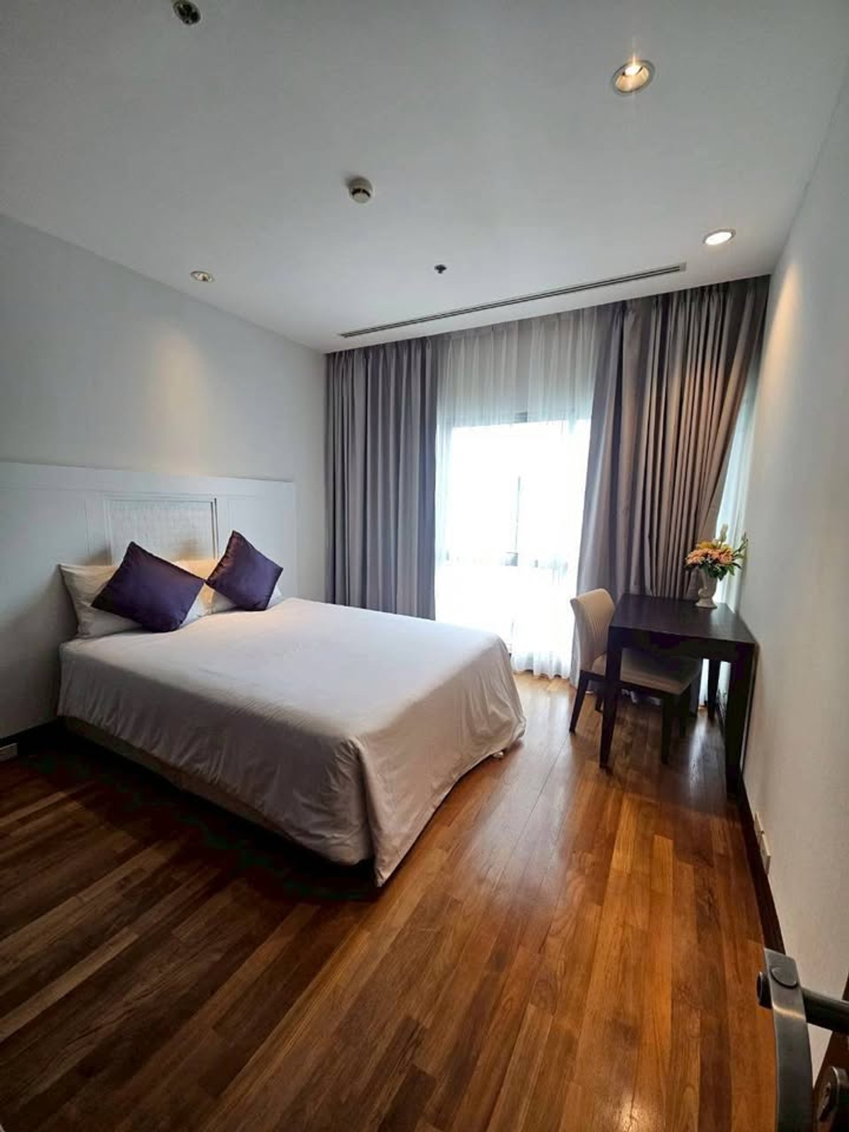 For RentCondoWitthayu, Chidlom, Langsuan, Ploenchit : Royal Residence Park rent 275 sqm 4 beds 3 baths 170,000 per month