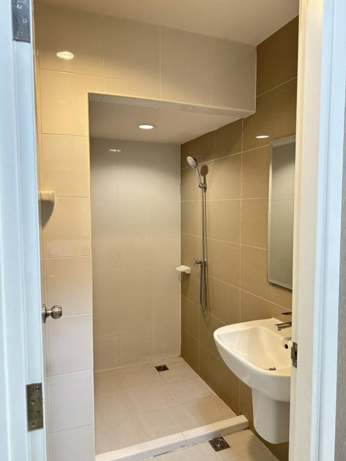 For RentTownhomeChaengwatana, Muangthong : Townhome for rent, The Connect 41 Chaengwattana - Tiwanon, near Impact Muang Thong Thani, only 5 minutes.