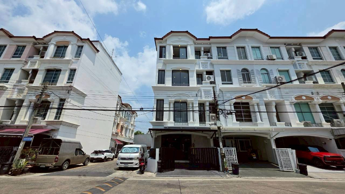 ขายทาวน์โฮมเลียบทางด่วนรามอินทรา : ขายด่วน  โฮมออฟฟิศ 4 ชั้น (หลังมุม) Renovate ใหม่ สวยงาม  หมู่บ้านกลางเมือง พระราม9-ลาดพร้าว