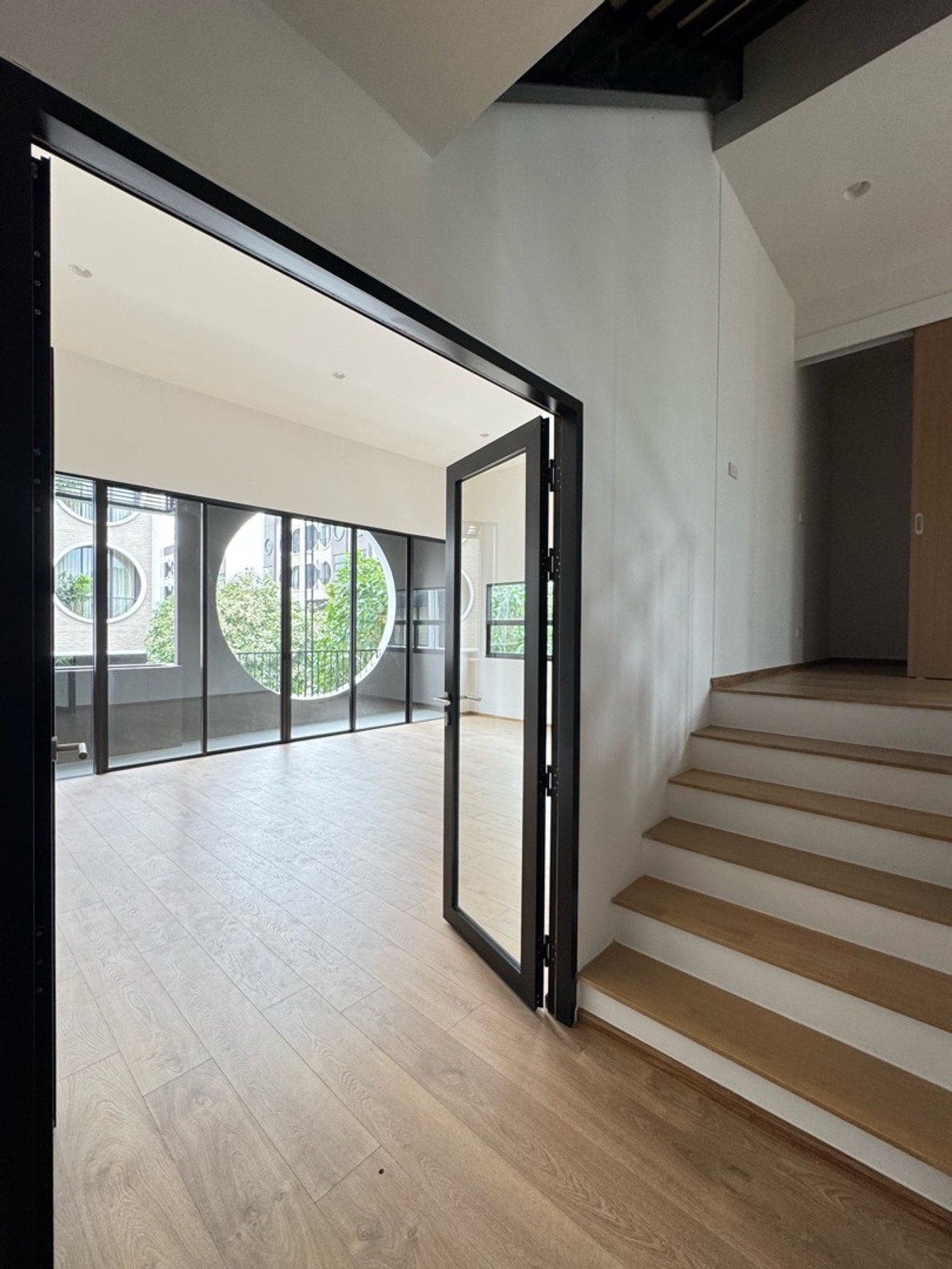 ขายทาวน์โฮมเลียบทางด่วนรามอินทรา : ทาวน์โฮมสร้างใหม่ .... แปลงมุม 