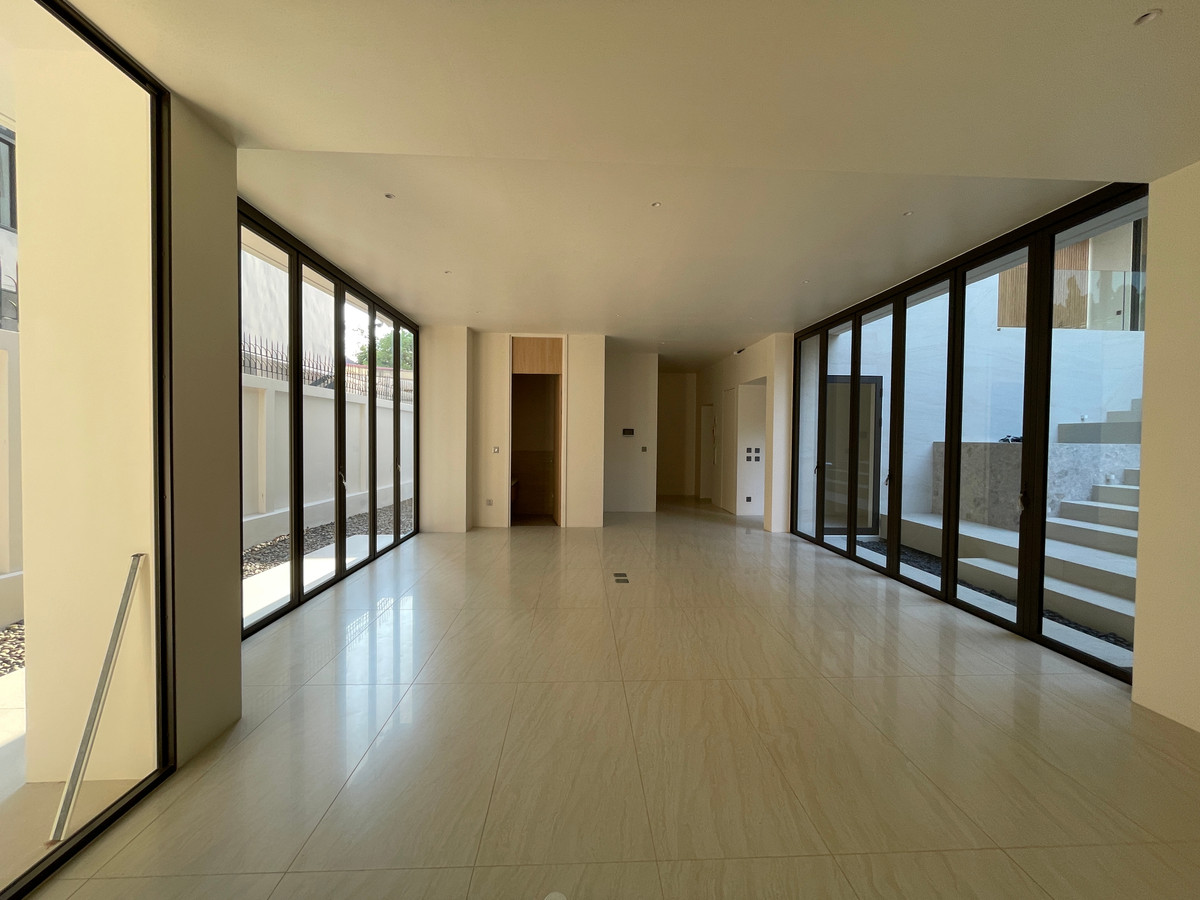 ขายบ้านเลียบทางด่วนรามอินทรา : 🔥 EXCLUSIVE PROMOTION 🔥โอกาสสุดท้ายในการครอบครองในราคาพิเศษที่สุด [ขาย] 💎 Ultra Luxury Show Unit | ELIVA Ekkamai - Eastville 💎 บ้านเดี่ยวหรู 3 ชั้น ดีไซน์ Mid-Century Modern — ความเป็นส่วนตัวสูงสุดเพียง 4 ยูนิตในโครงการ!