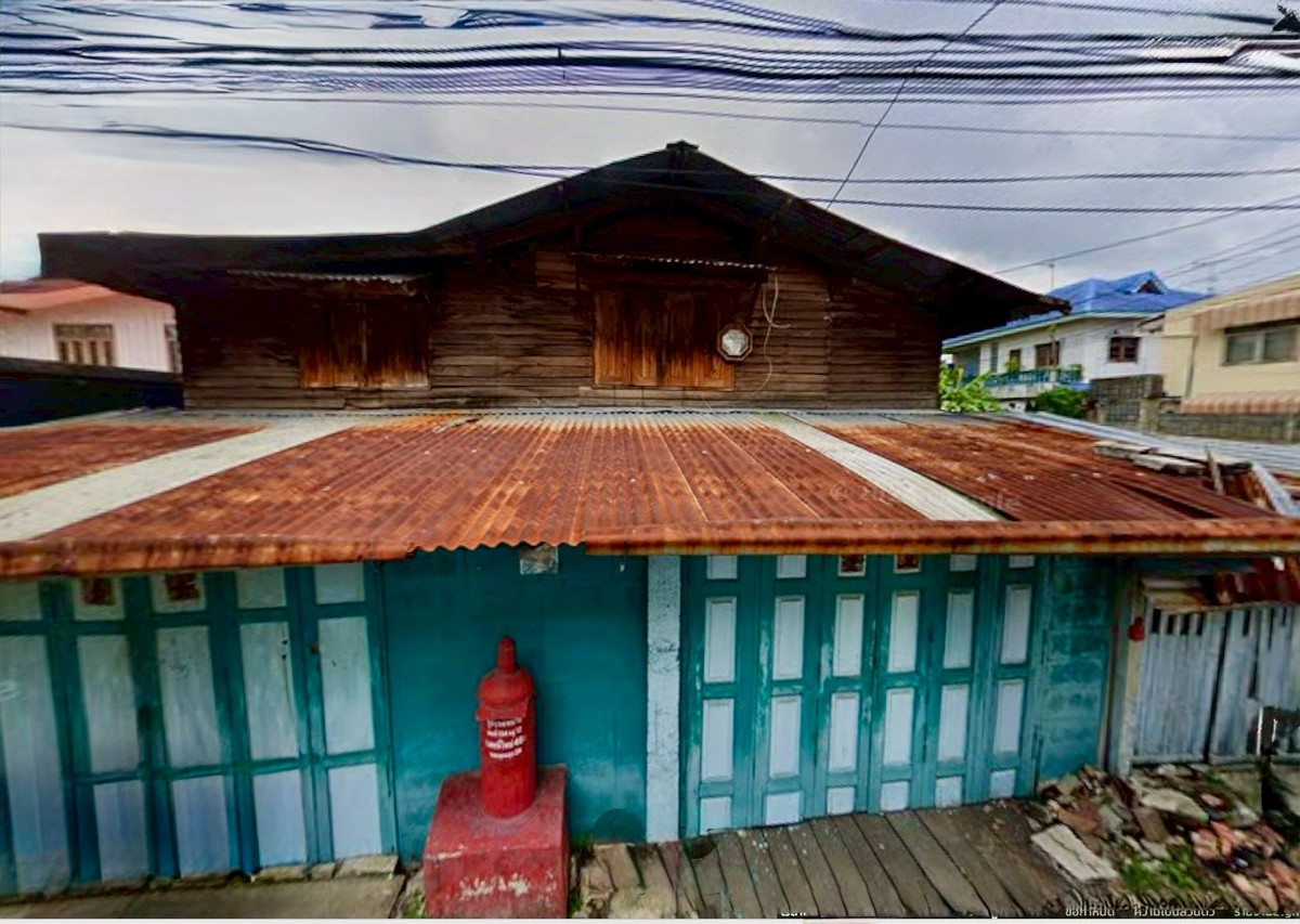 For SaleLandOnnut, Udomsuk : Land for sale in Soi Udomsuk 28 with wooden house **near BTS Udomsuk, very convenient to travel** (N.2064)