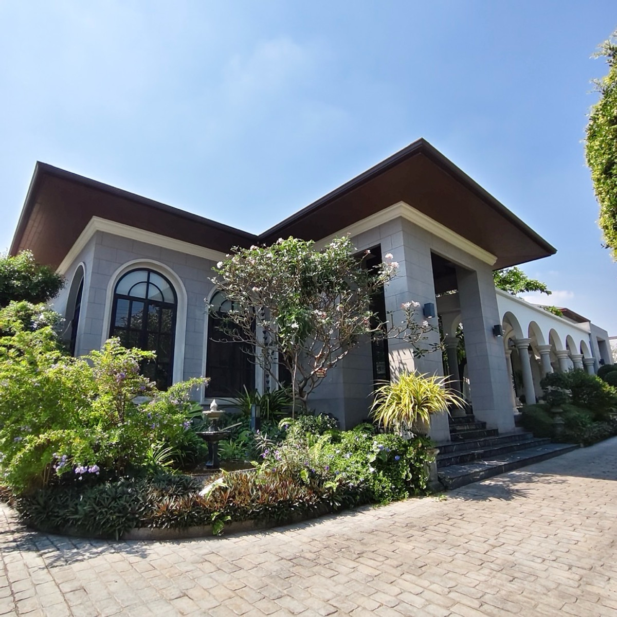 For RentHouseChaengwatana, Muangthong : Golden opportunity‼️ Open for rent, luxury house Location: Muang Thong Thani, Soi Project 5, Impact Chaengwattana, Pink Line MRT, IMPACT Station.