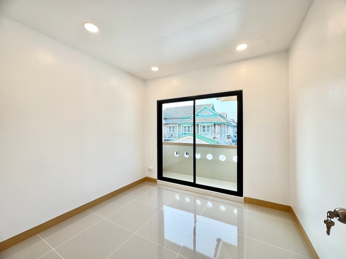 ขายนนทบุรี บางใหญ่ บางบัวทอง : ขายบ้านแฝดพฤกษา 19 วัดลาดปลาดุก 35 ตร.ว. หน้ากว้าง 10 ม. จอดรถ 3 คัน ฟรีโอน