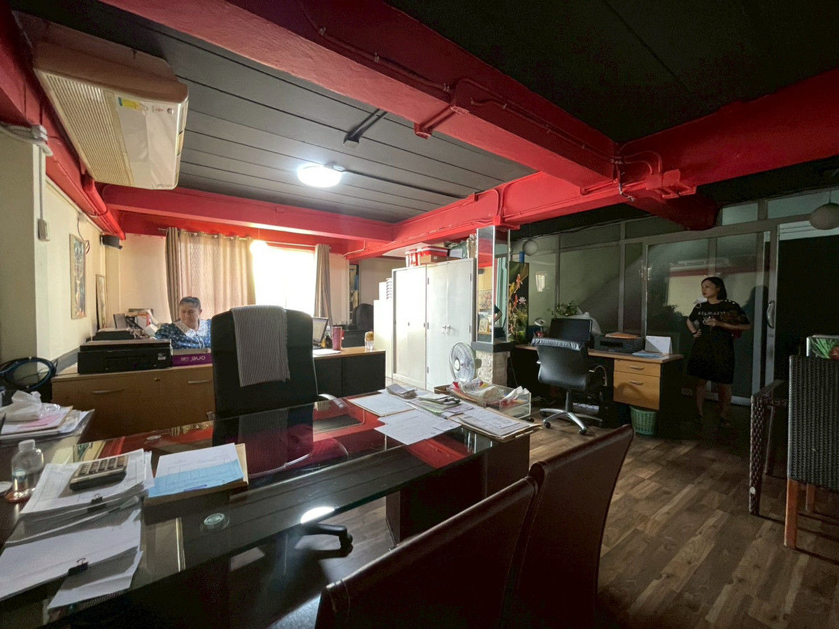 ให้เช่าอาคารพาณิชย์พัฒนาการ ศรีนครินทร์ : ให้เช่าอาคารพาณิชย์ 2 คูหา ตึกมุม ริมถนนพัฒนาการ ใกล้ซอยพัฒนาการ 30 (ซอยหมู่บ้านปัญญา)  อาคารพาณิชย์ขนาดใหญ่ เหมาะสำหรับทำสำนักงาน คลินิก สถาบันการศึกษา โชว์รูม หรือธุรกิจหลากหลายประเภท ทำเลติดถนนใหญ่ เดินทางสะดวก