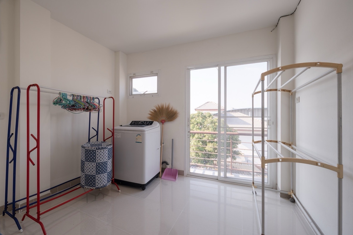 ให้เช่าทาวน์โฮมลาดพร้าว101 แฮปปี้แลนด์ : ทาวน์โฮมทำเลลาดพร้าว พร้อมให้เช่า เฟอร์ครบ ใกล้รถไฟฟ้าทั้งสายสีเหลืองและสายสีส้ม 🚃