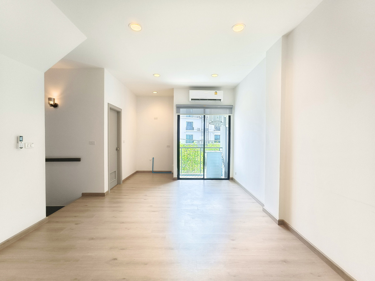 For SaleHome OfficeKaset Nawamin,Ladplakao : For sale: Premium Place Mix Ekamai-Ramintra 25.4 sq m. Luxurious home office, 4 floors, 2 large office rooms, 3 bedrooms, 4 bathrooms, next to Nuanchan Road, width 5.5 meters.