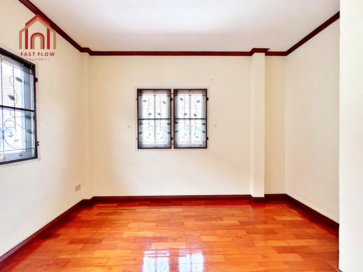 For RentPathum Thani,Rangsit, Thammasat : Twin house for rent, Burirom, 36 sq m, Rangsit, Khlong 4, kitchen addition, Phra Ong Chao Sai Road. Single house mood Sawai Pracharat Road MAY