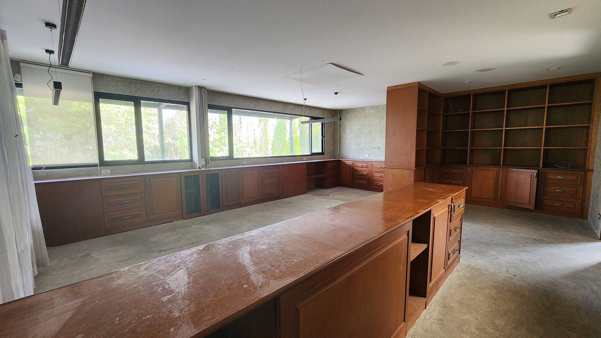 For RentWarehouseBangna, Bearing, Lasalle : Warehouse with office, 2 floors, good location, needs additional decorations, for rent in Bang Bo-Bang Phli area, near The Vintage Club.