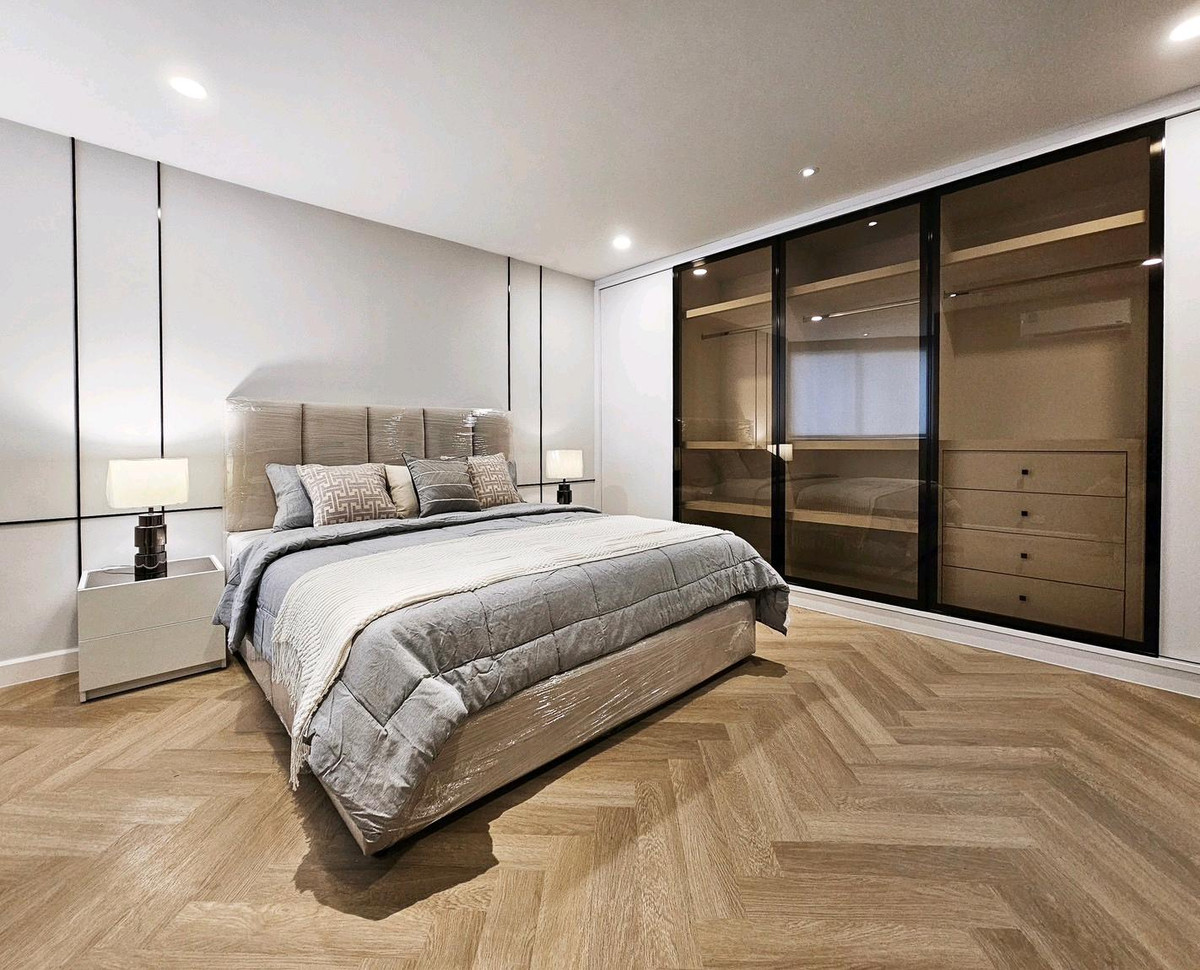 For RentCondoSukhumvit, Asoke, Thonglor : 3 Bedrooms Plus for rent with Pet-friendly, Central area on Sukhumvit 24