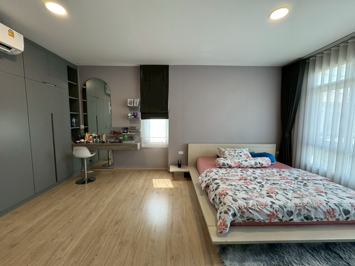 For RentNonthaburi, Bang Yai, Bangbuathong : 💕 Semi-detached house for rent, Q District Westgate project 💕 Beautiful house, ready to move in, complete with functions, suitable for both living and making a home office.