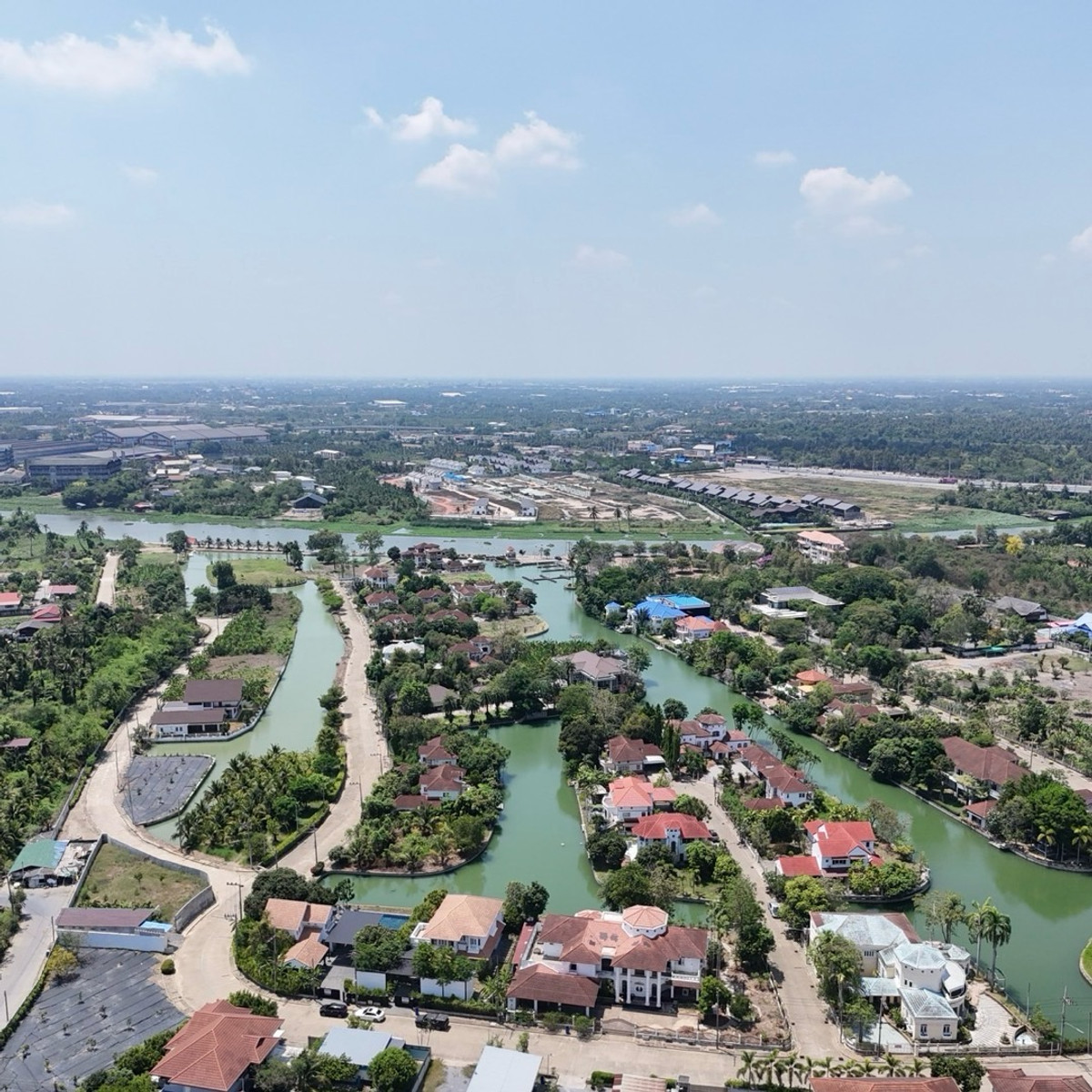 ขายบ้านพุทธมณฑล ศาลายา : 🏡 ขาย บ้านเดี่ยว 2 หลัง บนที่ดิน 365 ตร.ว. ติดทะเลสาบ วิวเชื่อมแม่น้ำท่าจีน | กฤษดา มานีน่า 27 ศาลายา พร้อมสระว่ายน้ำส่วนตัว