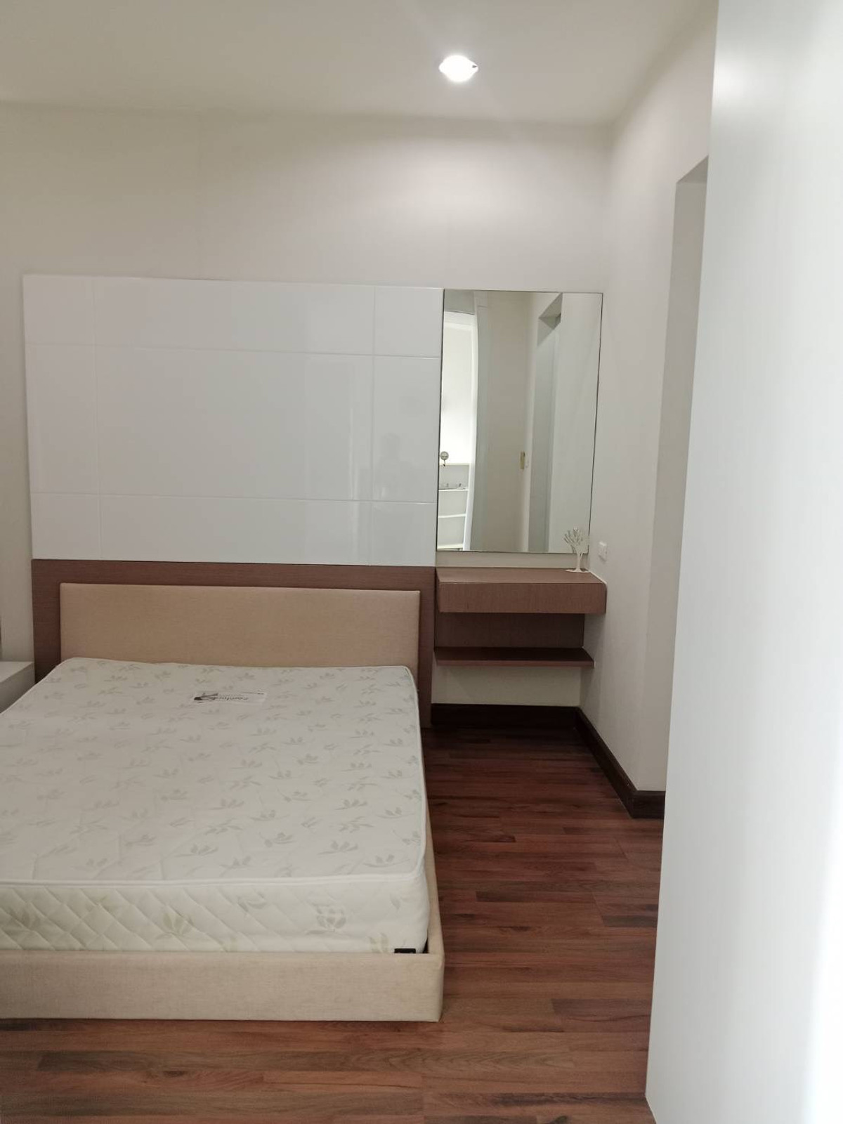 ให้เช่าคอนโดวงเวียนใหญ่ เจริญนคร : (ปล่อยเช่า) Q Huuse Sathorn 1-BR 42.56 Sq.m. เฟอร์เครื่องใช้ไฟฟ้าครบ ชั้นสูง วิวโล่ง ㅡ ใกล้ 🚆BTS กรุงธนบุรี