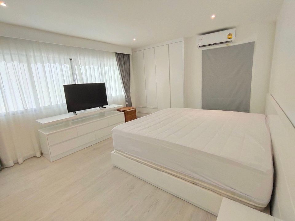 For RentCondoSilom, Saladaeng, Bangrak : Silom Condominium【𝐑𝐄𝐍𝐓】🔥Spacious 144 sq m room with minimalist decor, top-notch quality, right next to BTS Sala Daeng🔥 Contact Line ID: @hacondo