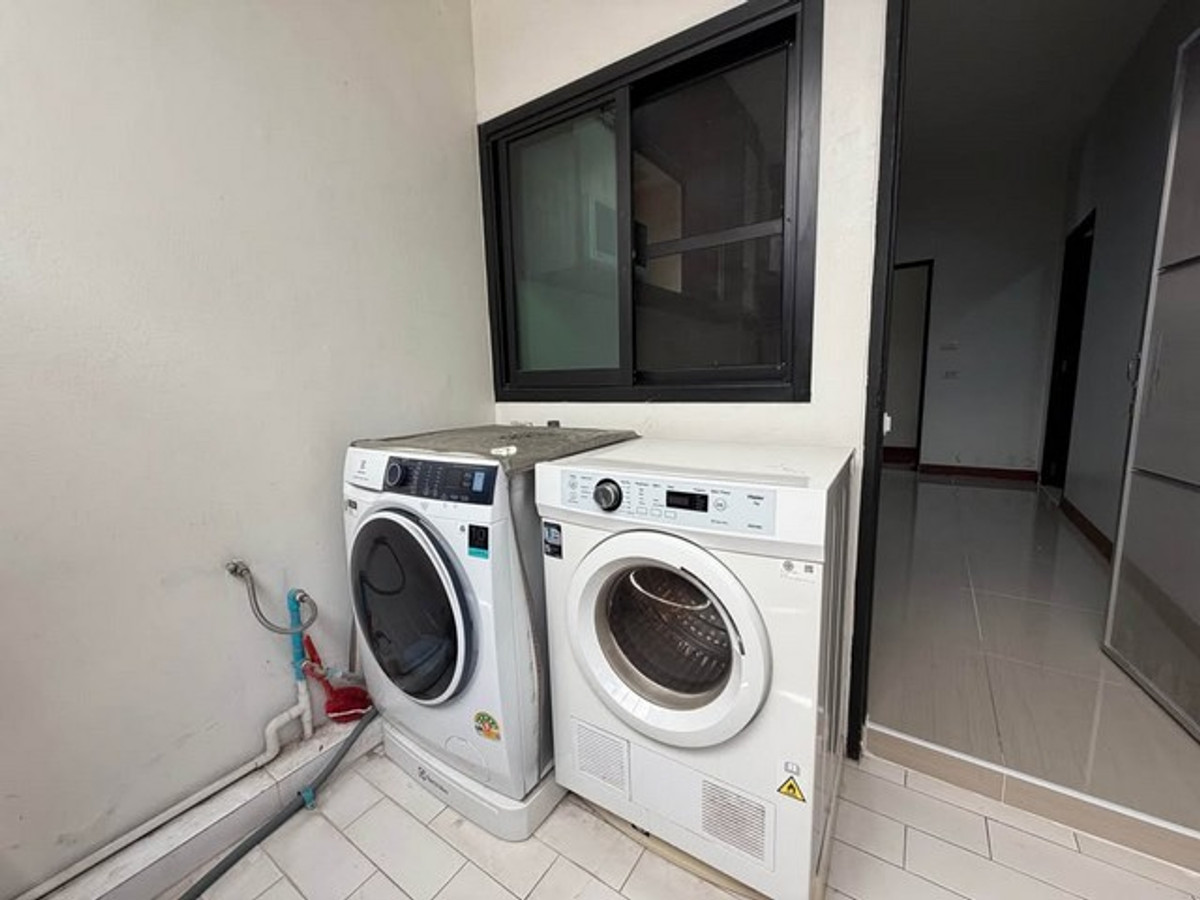 For RentHouseSukhumvit, Asoke, Thonglor : HR3355 House for rent, Private Compound, in the heart of Sukhumvit (Phrom Phong) | 4 private units on an area of ​​over 229 sq m., ready to move in.