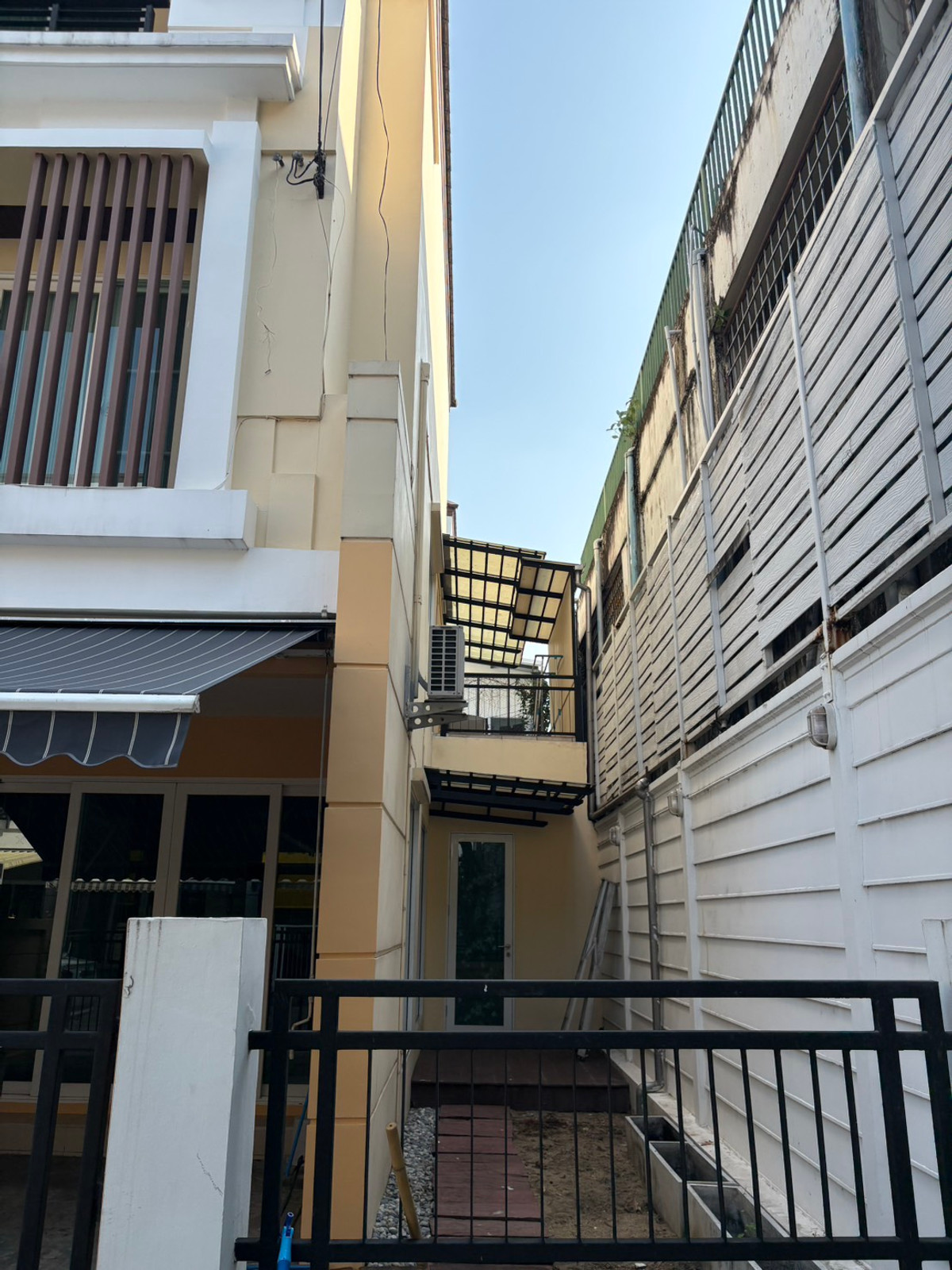 ให้เช่าทาวน์โฮมเลียบทางด่วนรามอินทรา : RH033526 ให้เช่า ทาวน์โฮม 3 ชั้น 3 ห้องนอน at Baan Klang Muang Urbanion Rama 9-Ladprao