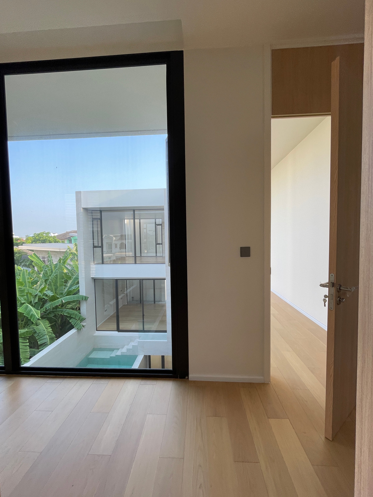 ขายบ้านเลียบทางด่วนรามอินทรา : 🔥 EXCLUSIVE PROMOTION 🔥โอกาสสุดท้ายในการครอบครองในราคาพิเศษที่สุด [ขาย] 💎 Ultra Luxury Show Unit | ELIVA Ekkamai - Eastville 💎 บ้านเดี่ยวหรู 3 ชั้น ดีไซน์ Mid-Century Modern — ความเป็นส่วนตัวสูงสุดเพียง 4 ยูนิตในโครงการ!