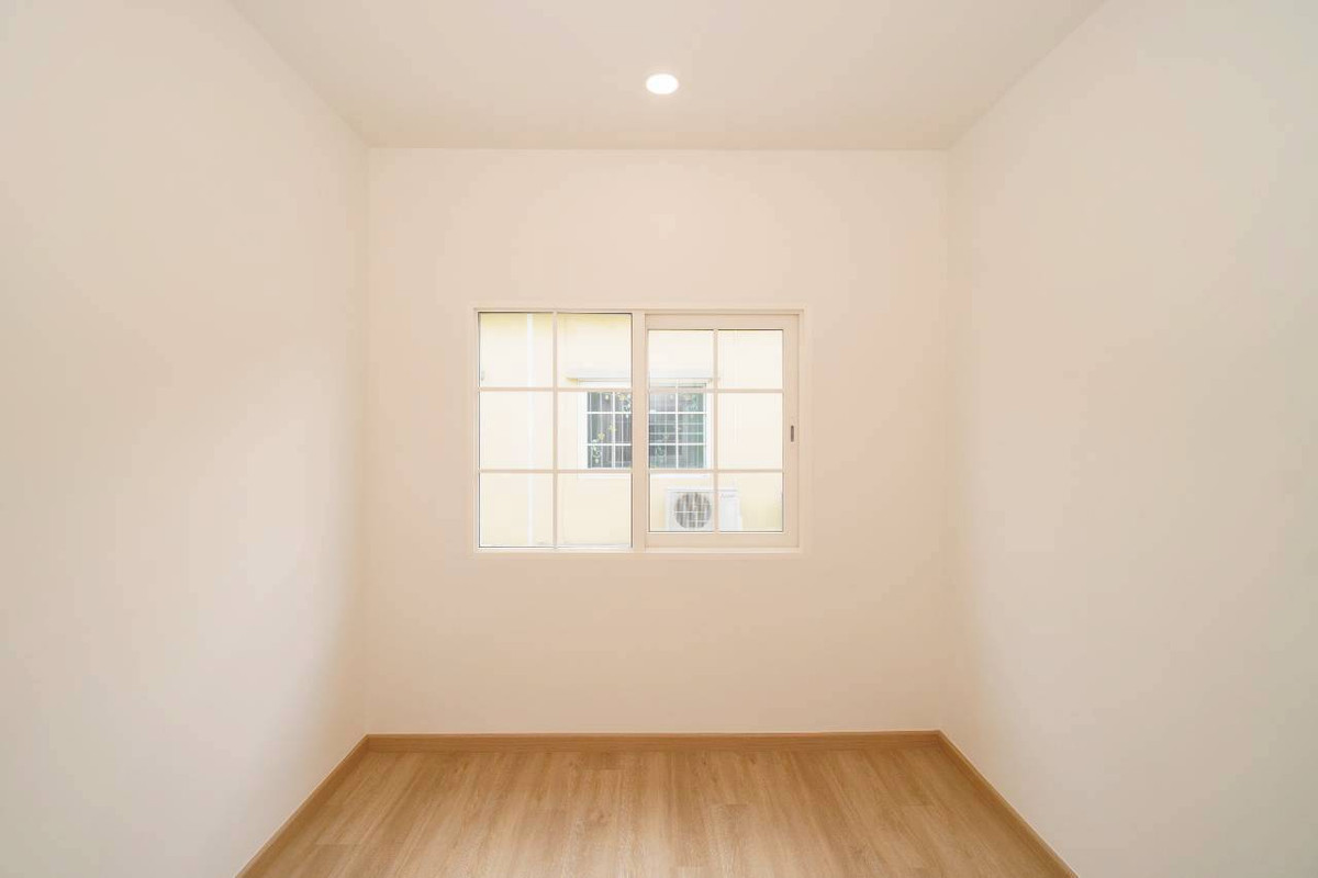 ขายทาวน์โฮมลาดกระบัง สุวรรณภูมิ : 🏡 NEW LISTING | เตรียมรีโนเวท ✨ทิศตะวันออก หลังริม วิวสวน + ไม่ชนใครทั้งหน้า–หลัง! “ซอยต้น + โล่งจริง + เป็นส่วนตัวสุดในโครงการ” ✨