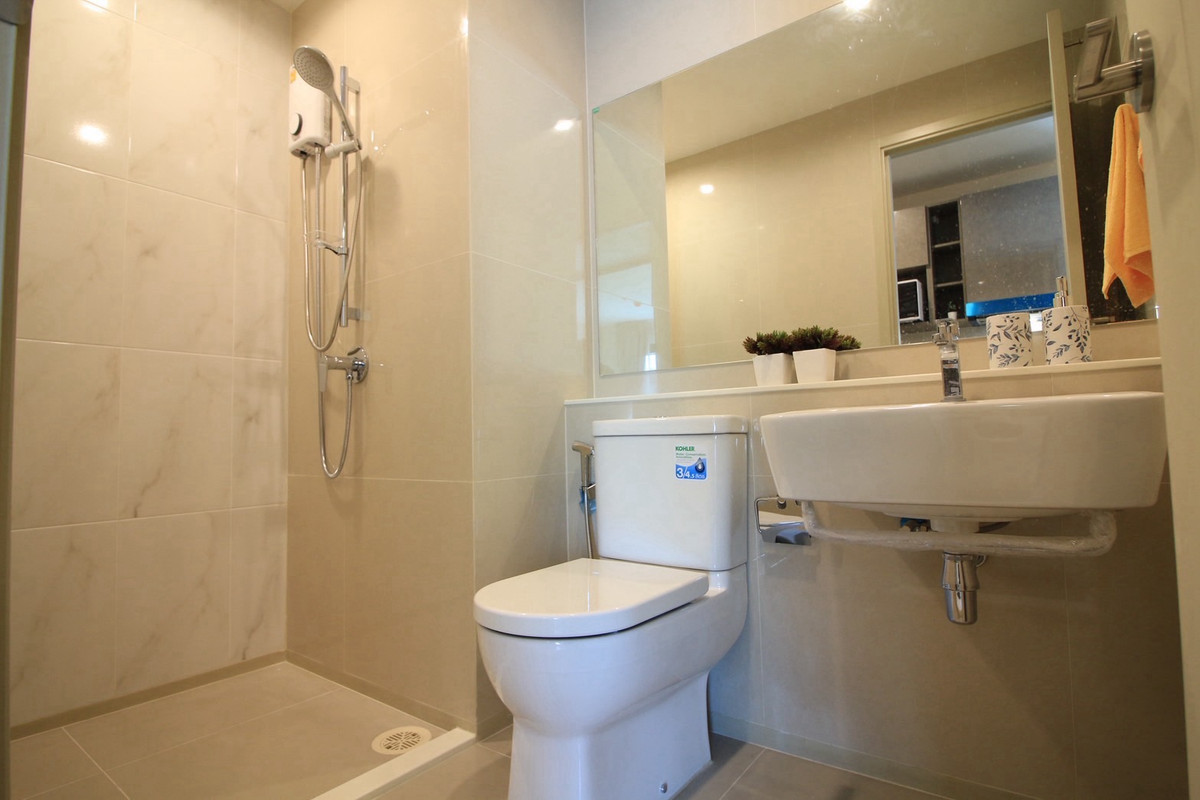 For RentCondoSamut Prakan,Samrong : 🔥For rent Aspire Erawan, next to BTS, fully furnished, ready to move in, 25th floor, pets not allowed.