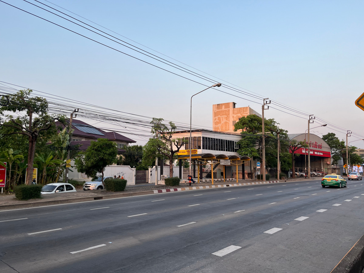 ขายสำนักงานเกษตร นวมินทร์ ลาดปลาเค้า : ขายที่ดินติดถนนเกษตรนวมินทร์ 20 ตรว. พร้อมออฟฟิต  ขาย 4.7 ล้าน  