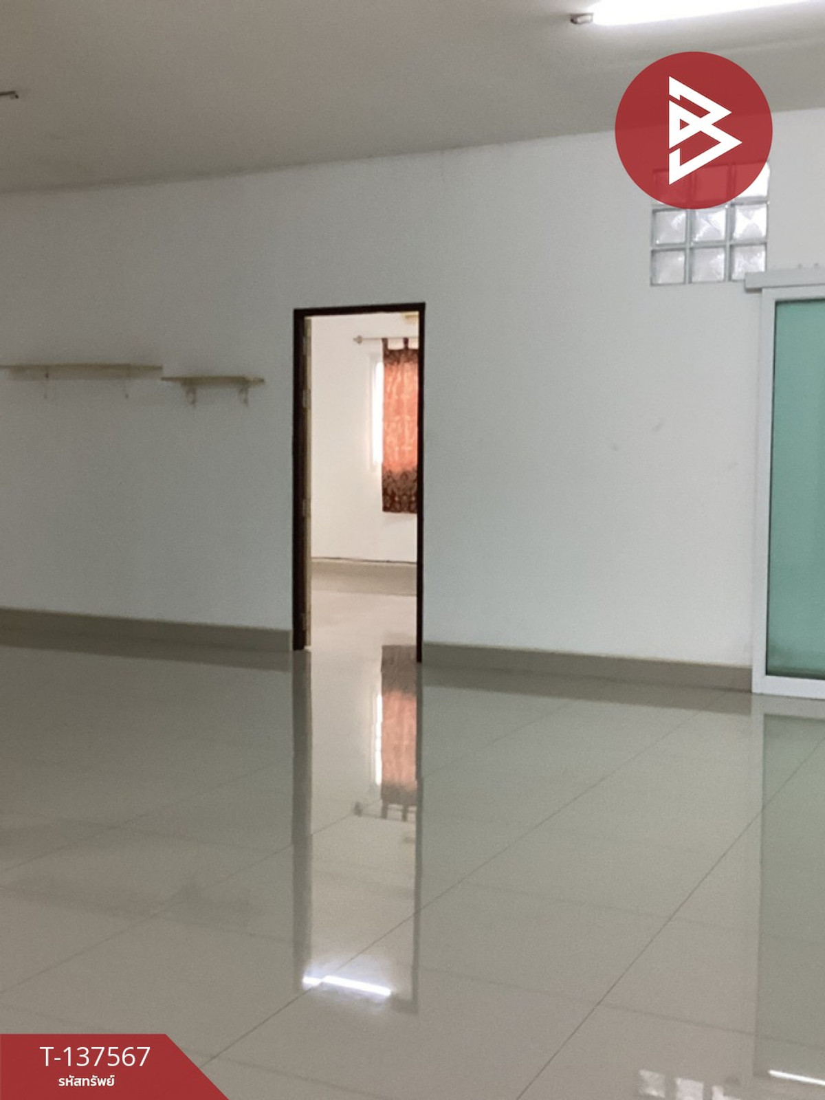 For SaleShop HouseSaraburi : Urgent sale, 2 commercial buildings, Phra Phutthabat, Saraburi, prime location, next to the road, near community areas.