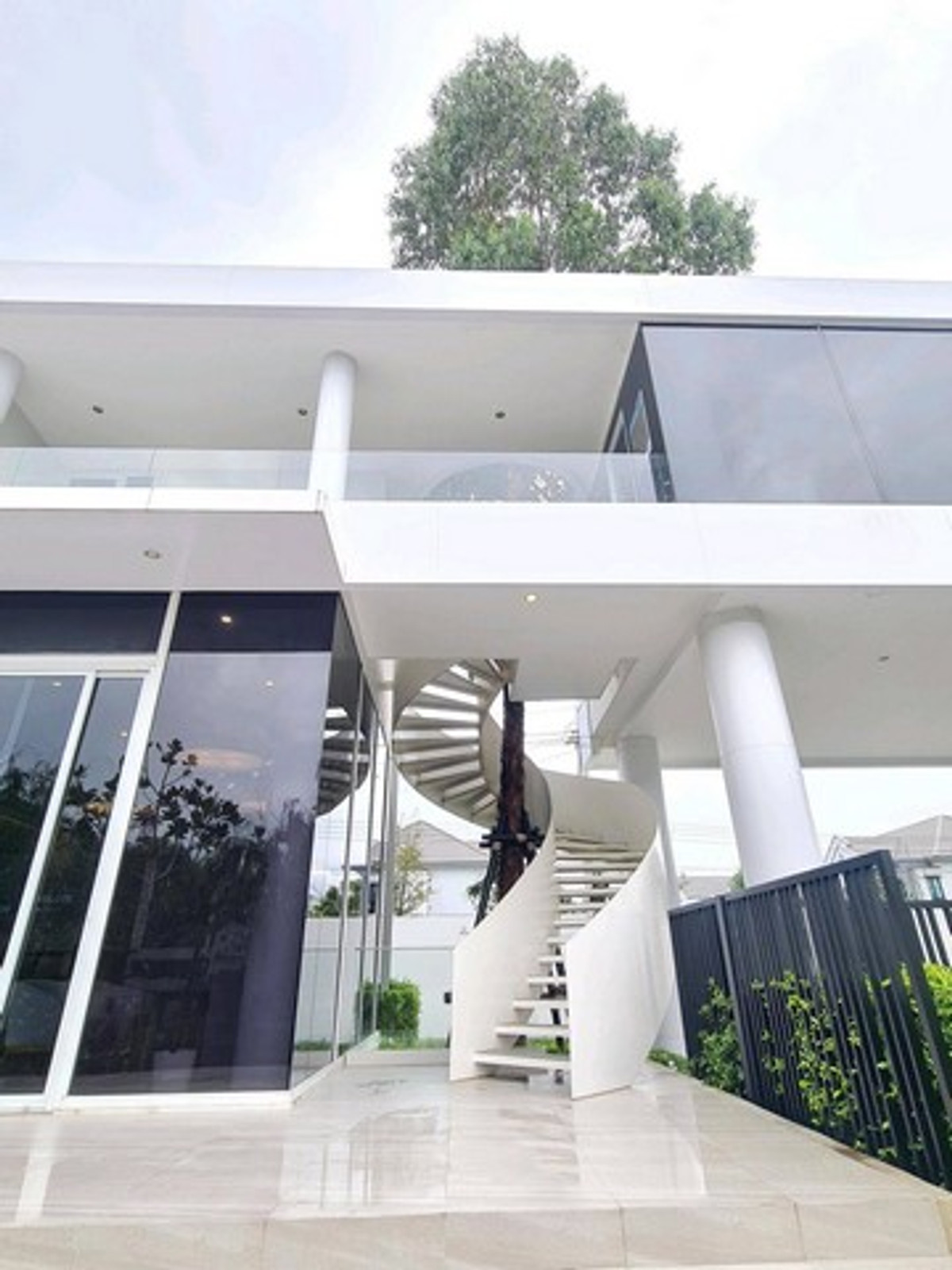 ให้เช่าบ้านพัฒนาการ ศรีนครินทร์ : HR3352ให้เช่า/ขาย บ้านเดี่ยว 3 ชั้น หลังใหญ่ Nirvana ABSOLUTE กรุงเทพกรีฑา กรุงเทพกรีฑาตัดใหม่ โซนพิเศษติดพื้นที่ส่วนกลาง ใกล้คลับเฮ้าส์เพียงไม่กี่ก้าว