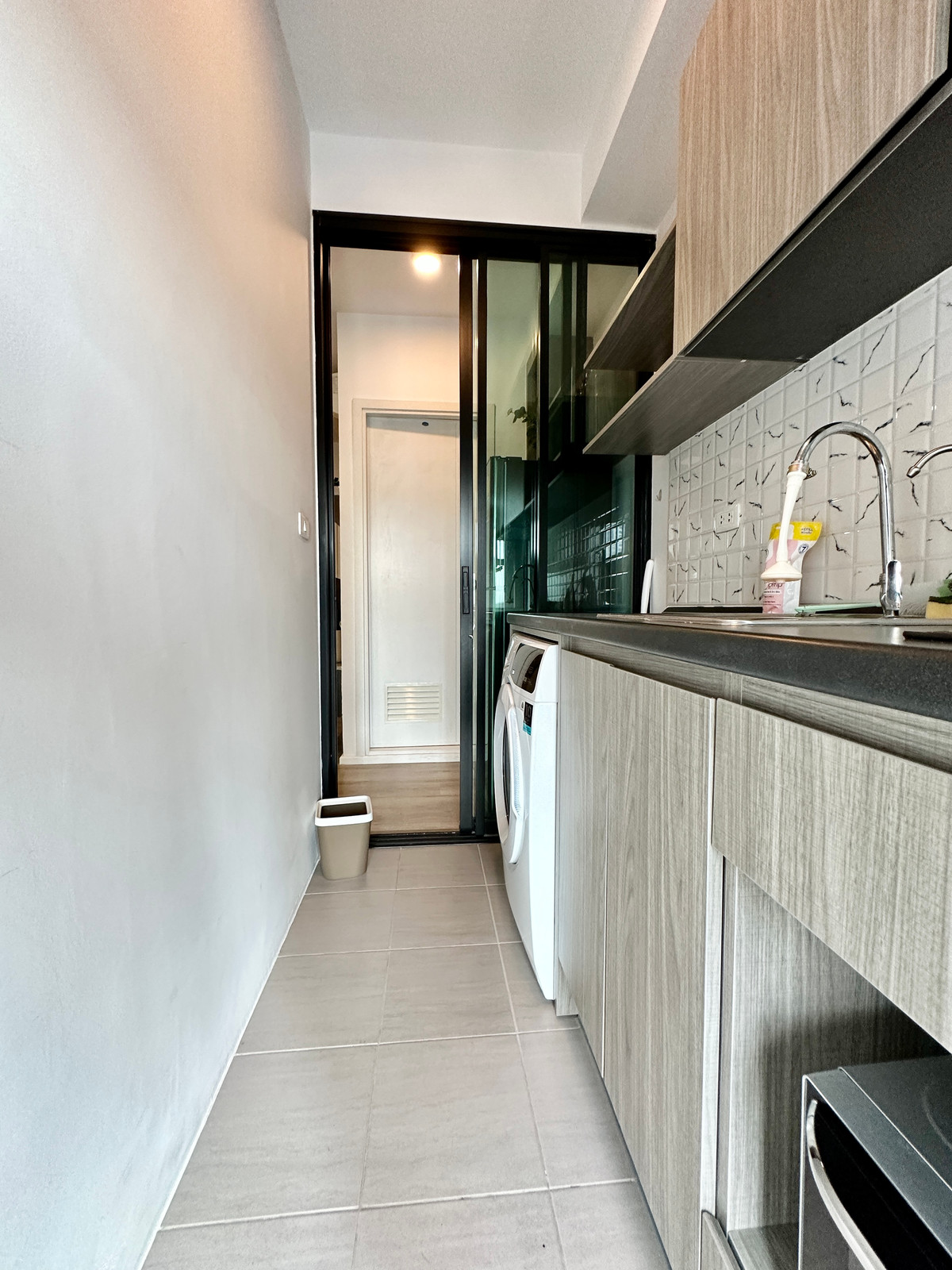 For RentCondoBangna, Bearing, Lasalle : You can get a discount for 2 years. There is a VDO for you to watch (there is a laundry service in the nearest building. 7/11, central area, BTS view) - for rent Notting Hill Sukhumvit 105 near BTS Bearing 400m