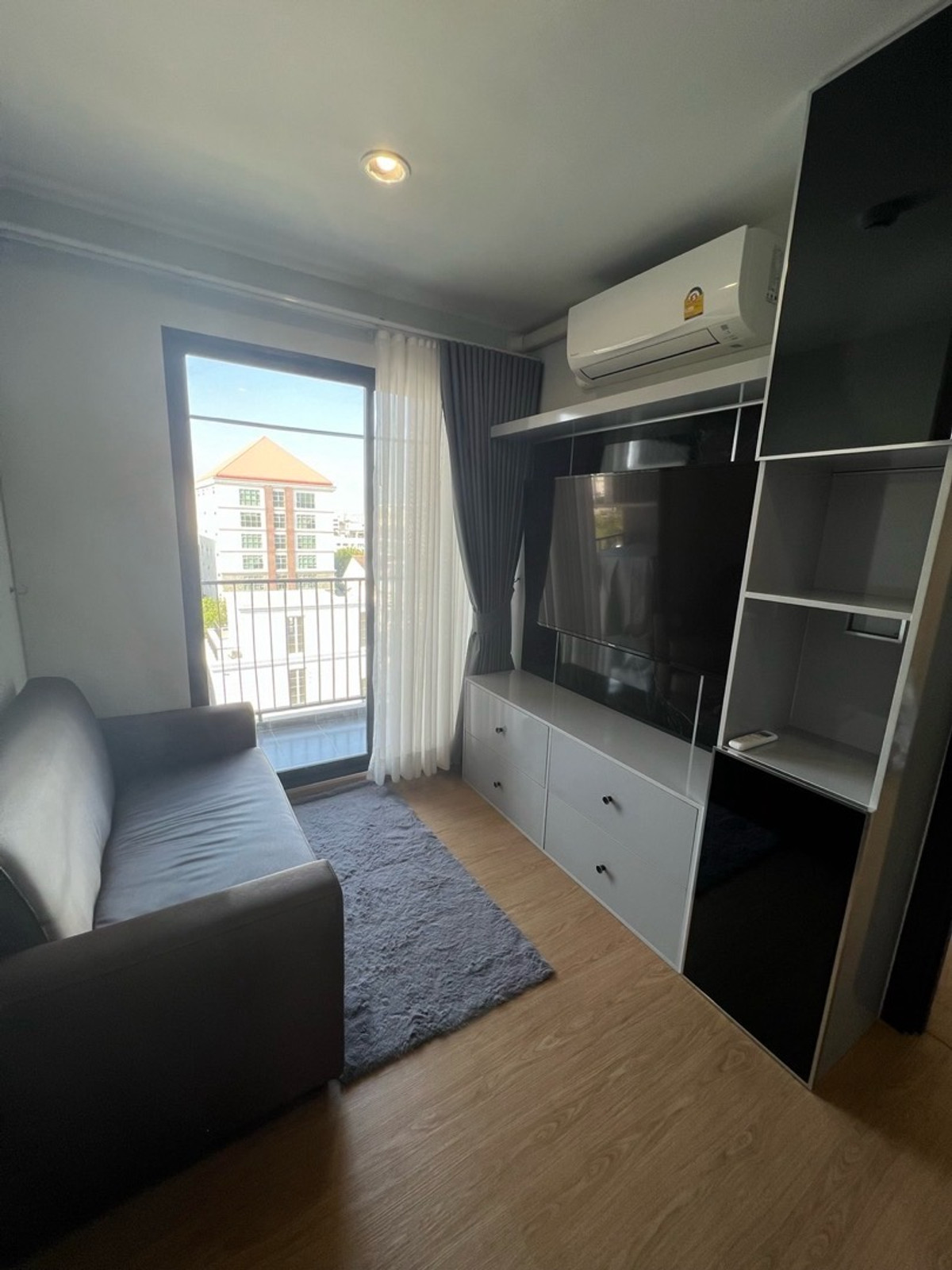 ให้เช่าคอนโดรัชดา ห้วยขวาง : Condo Asher Ratchada Huai Khwang
1 ห้องนอน 1 ห้องน้ำ ขนาด 28 ตรม. 
ค่าเช่า 14,000 บาท/เดือน โทร 0614162636