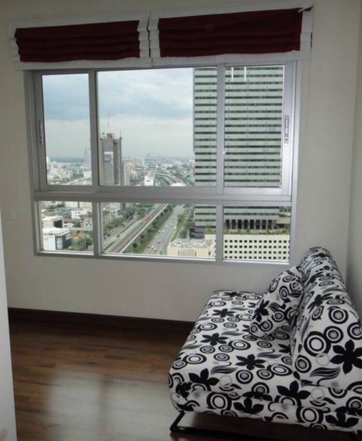 ให้เช่าคอนโดวงเวียนใหญ่ เจริญนคร : OMG559  [ คิวเฮ้าส์ คอนโด สาทร ]  BTS กรุงธนบุรี / 2 ห้องนอนใหญ่  เช่าถูก  6 เมษา 69