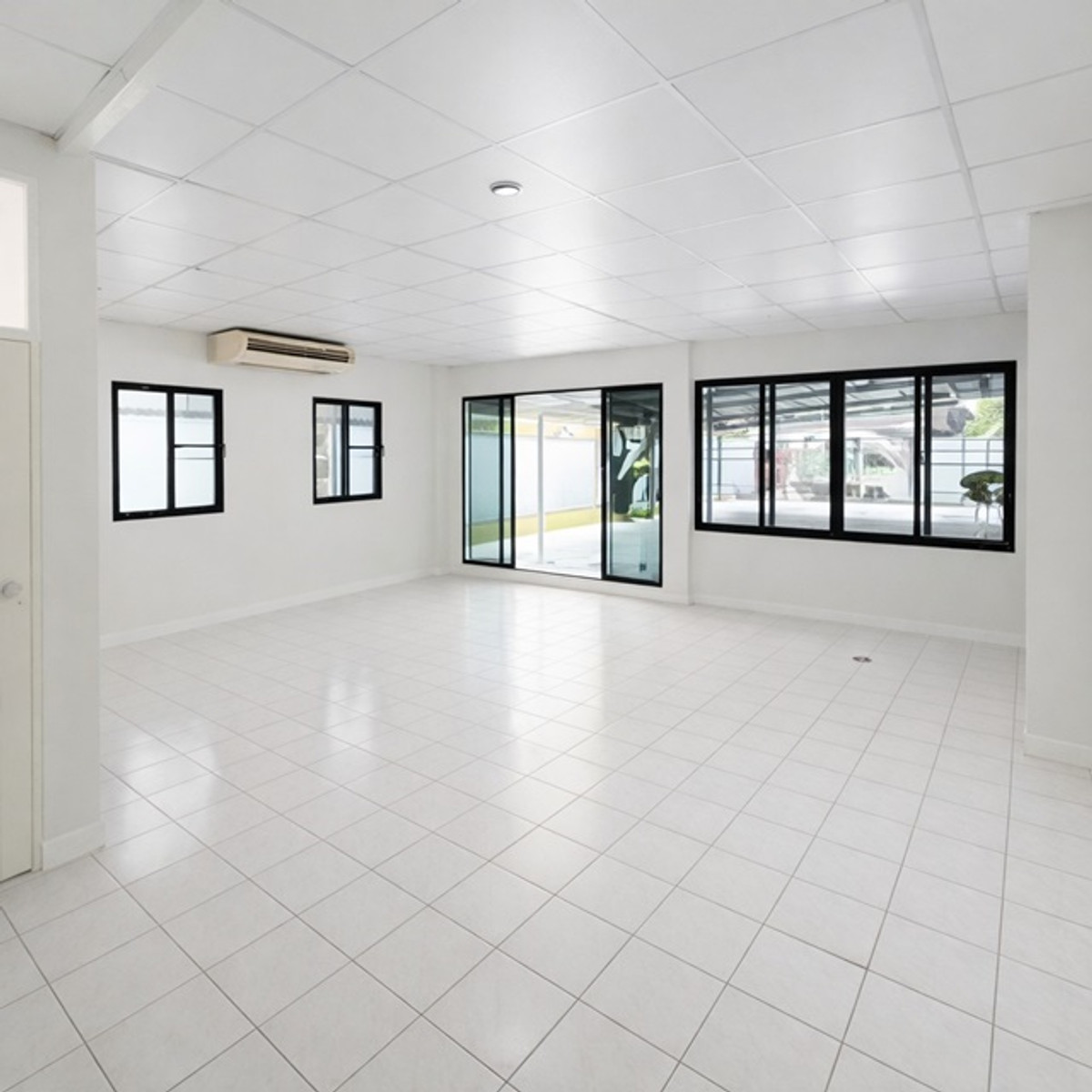 For RentHouseRatchadapisek, Huaikwang, Suttisan : MRT Sutthisan 900m. Central Rama9 5beds 5Parking 4baths near MRT Ratchadaphisek 400m two storey