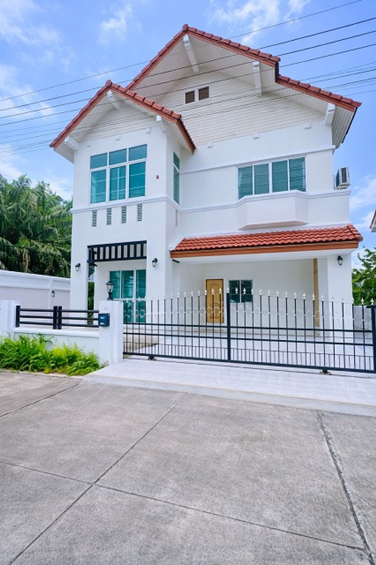 For RentHousePattaya, Bangsaen, Chonburi : J Park Sriracha 500m.Luxurious 2-story detached house 3bed 3bath newly renovated corner unit 100 sq.