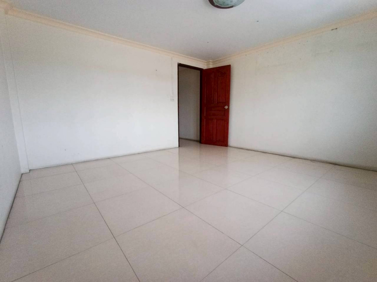 ขายอาคารพาณิชย์ปทุมธานี รังสิต ธรรมศาสตร์ : อาคารพาณิชย์ 3 ชั้น หมู่บ้านพูลผล ถนนพหลโยธิน ตำบลคูคต อำเภอลำลูกกา จังหวัดปทุมธานี