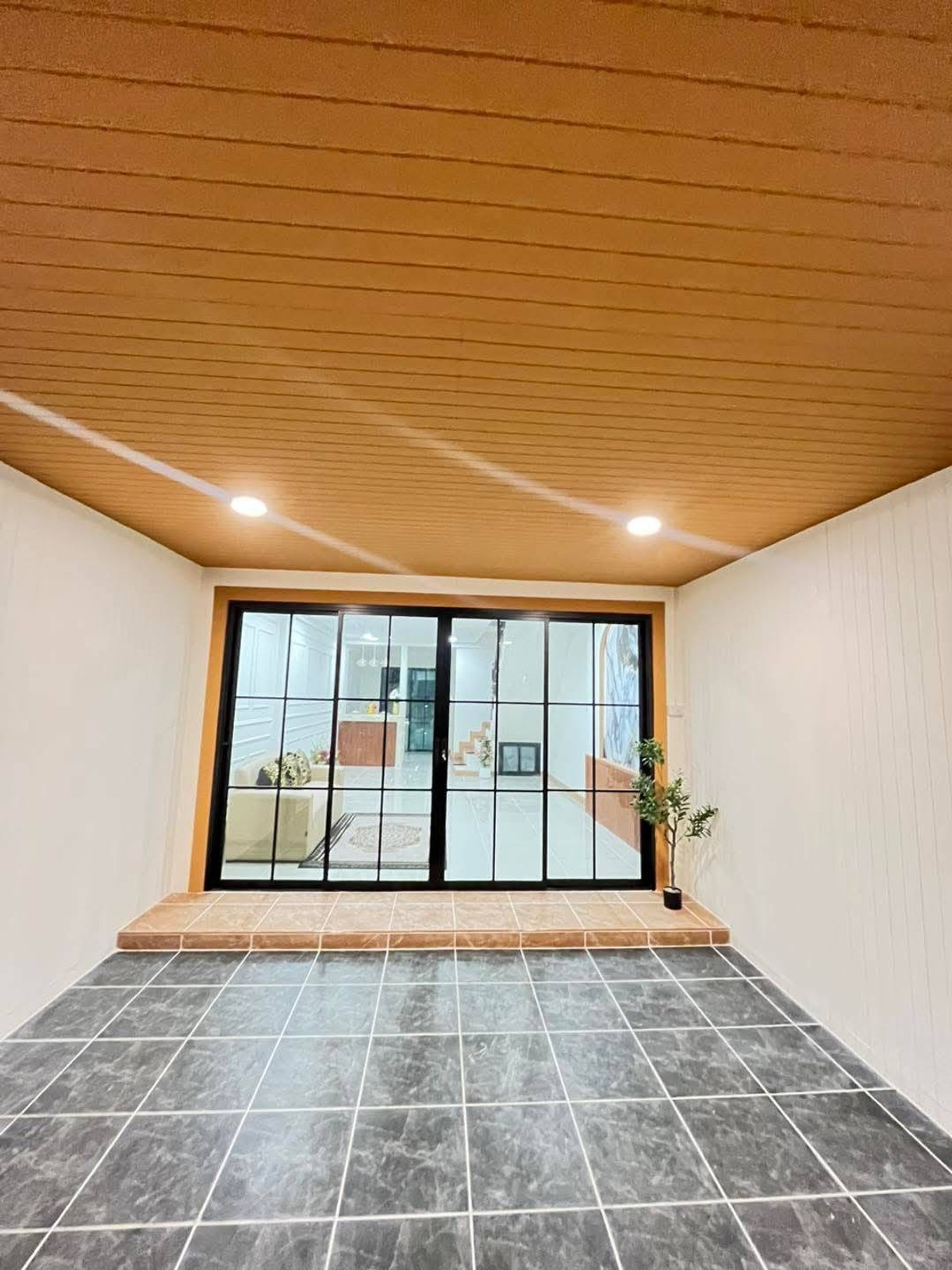 ขายทาวน์โฮมนนทบุรี บางใหญ่ บางบัวทอง : ขายทาวน์เฮาส์พระปิ่น 3 บางใหญ่ 17 ตร.ว. 3 นอน แต่งใหม่มีระเบียง ฟรีเฟอร์ฯ ฟรีโอน