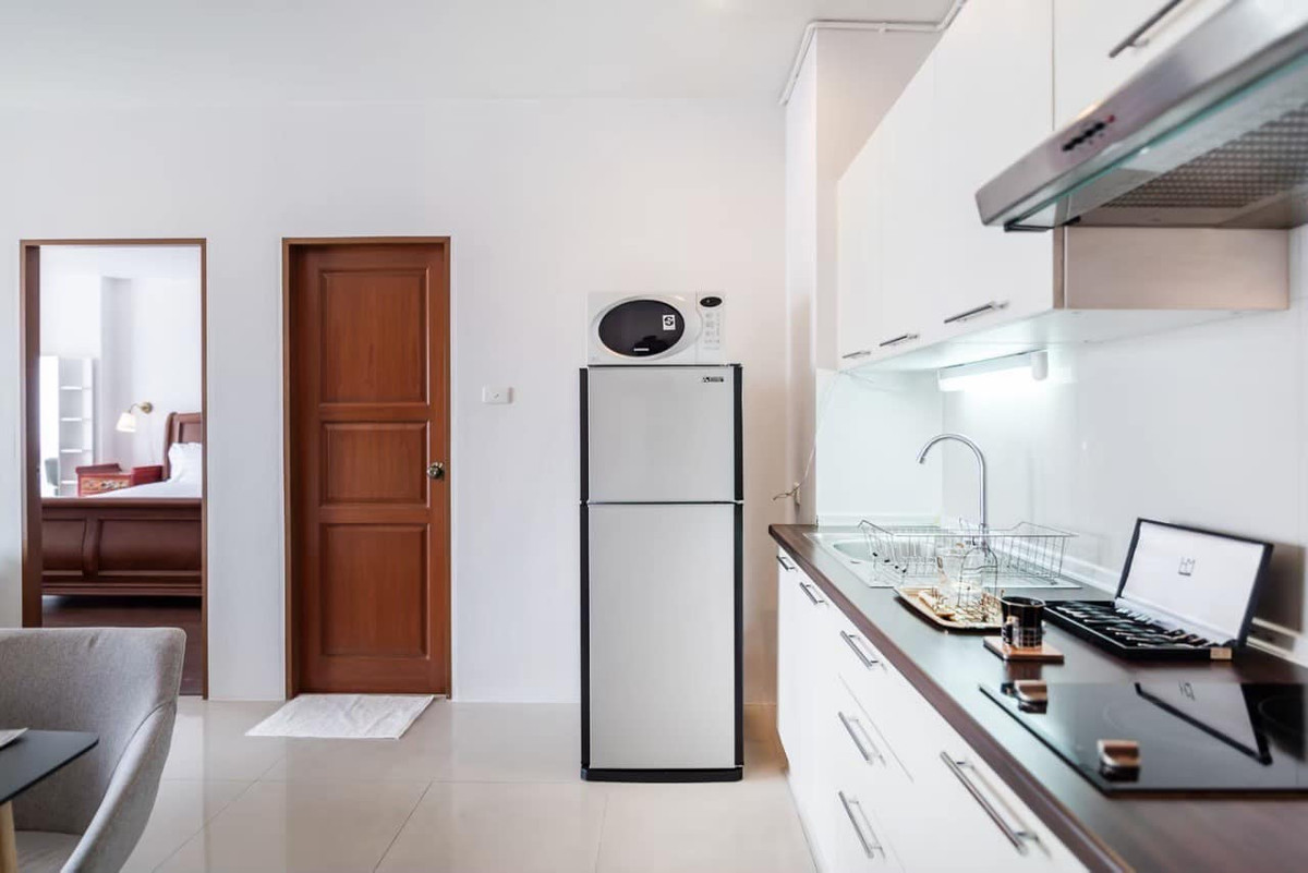 For RentCondoRatchadapisek, Huaikwang, Suttisan : For rent Baan Klang Krung Resort, prime location in Ratchada! Big room 63.5 sq m., near MRT Huai Khwang, only 17,900/month.