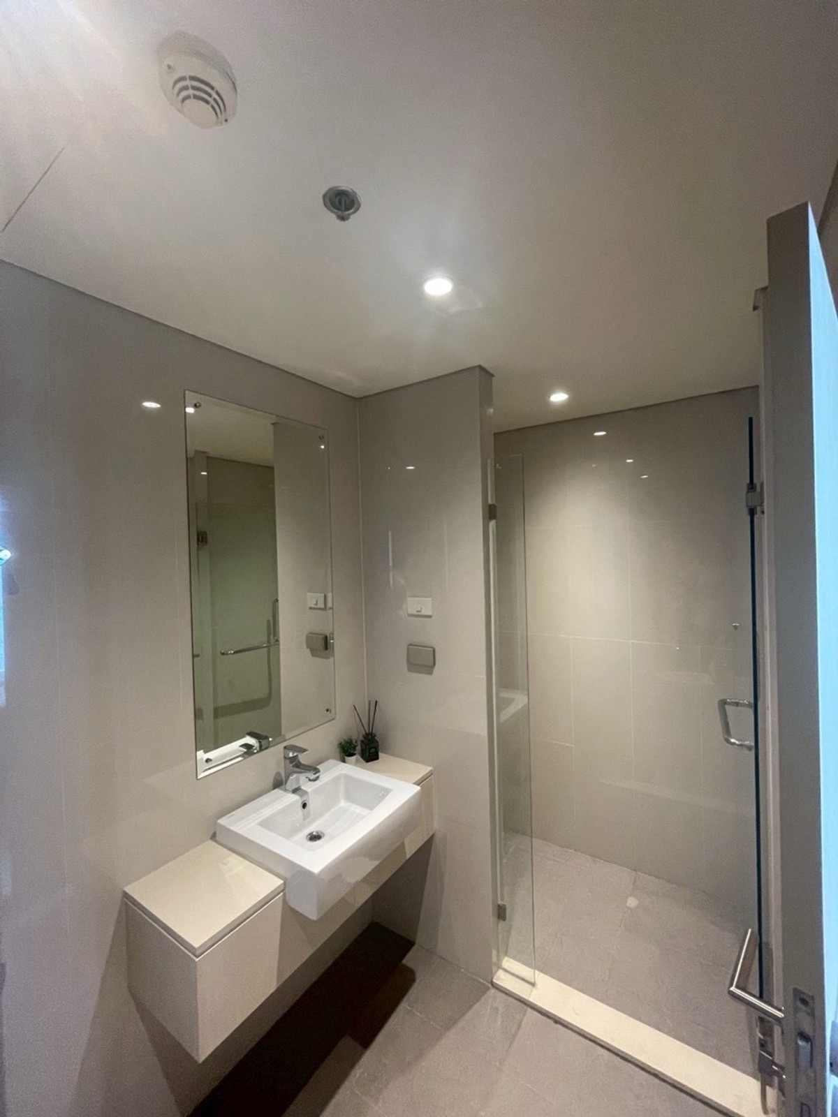 For RentCondoOnnut, Udomsuk : 🔥 FOR RENT: Spacious Renovated Condo near BTS Phra Khanong (3 mins walk) 🔥1bed large size 52sqm:37,000 THB/month