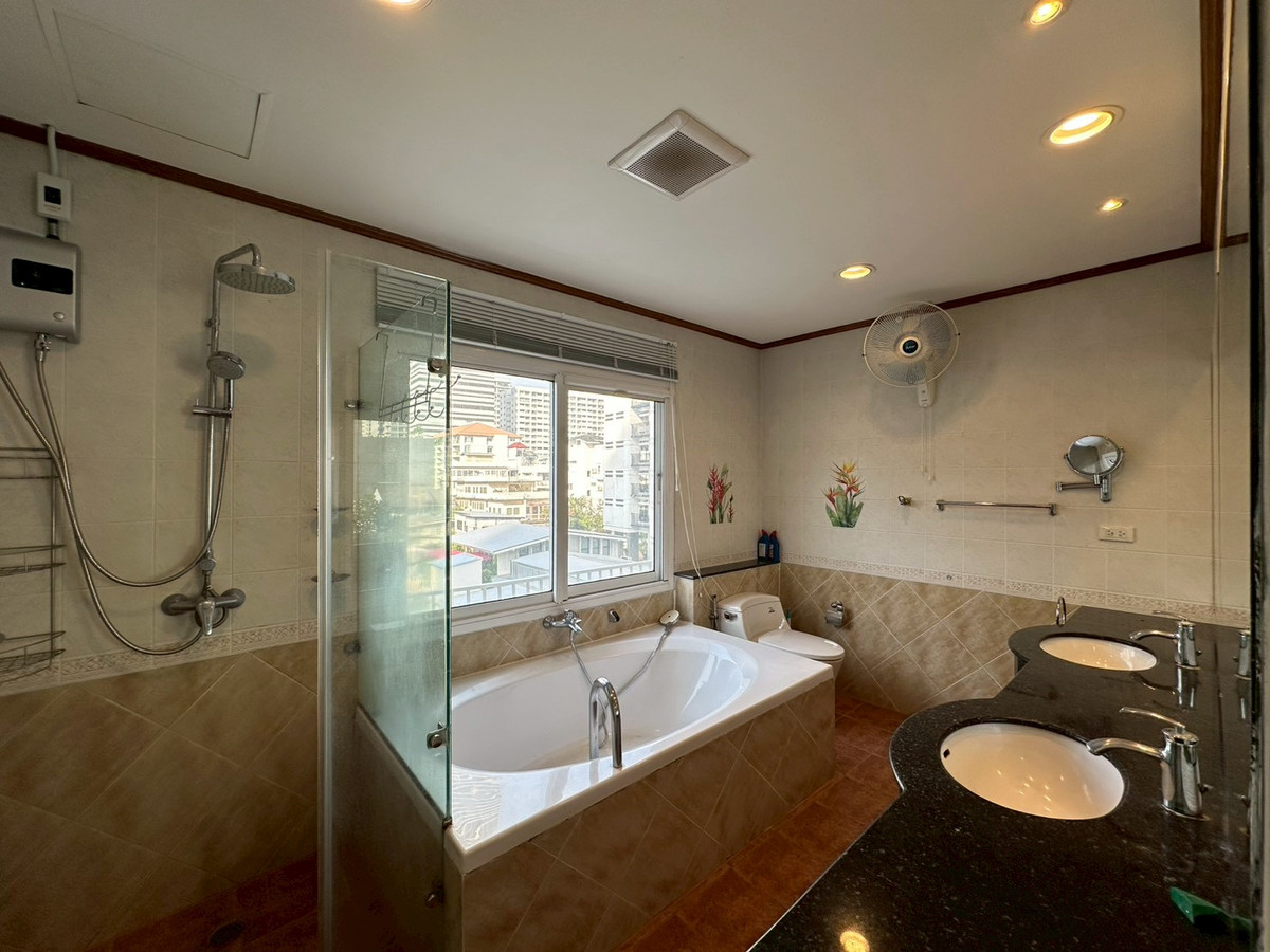 ให้เช่าทาวน์โฮมสุขุมวิท อโศก ทองหล่อ : Luxury Townhouse in Thonglor | Large Living Space 386 Sq.m. Near BTS Thonglor | ทาวน์เฮ้าส์ขนาดใหญ่ในย่านทองหล่อ หนึ่งในทำเล Prime Residential Area ของกรุงเทพ 