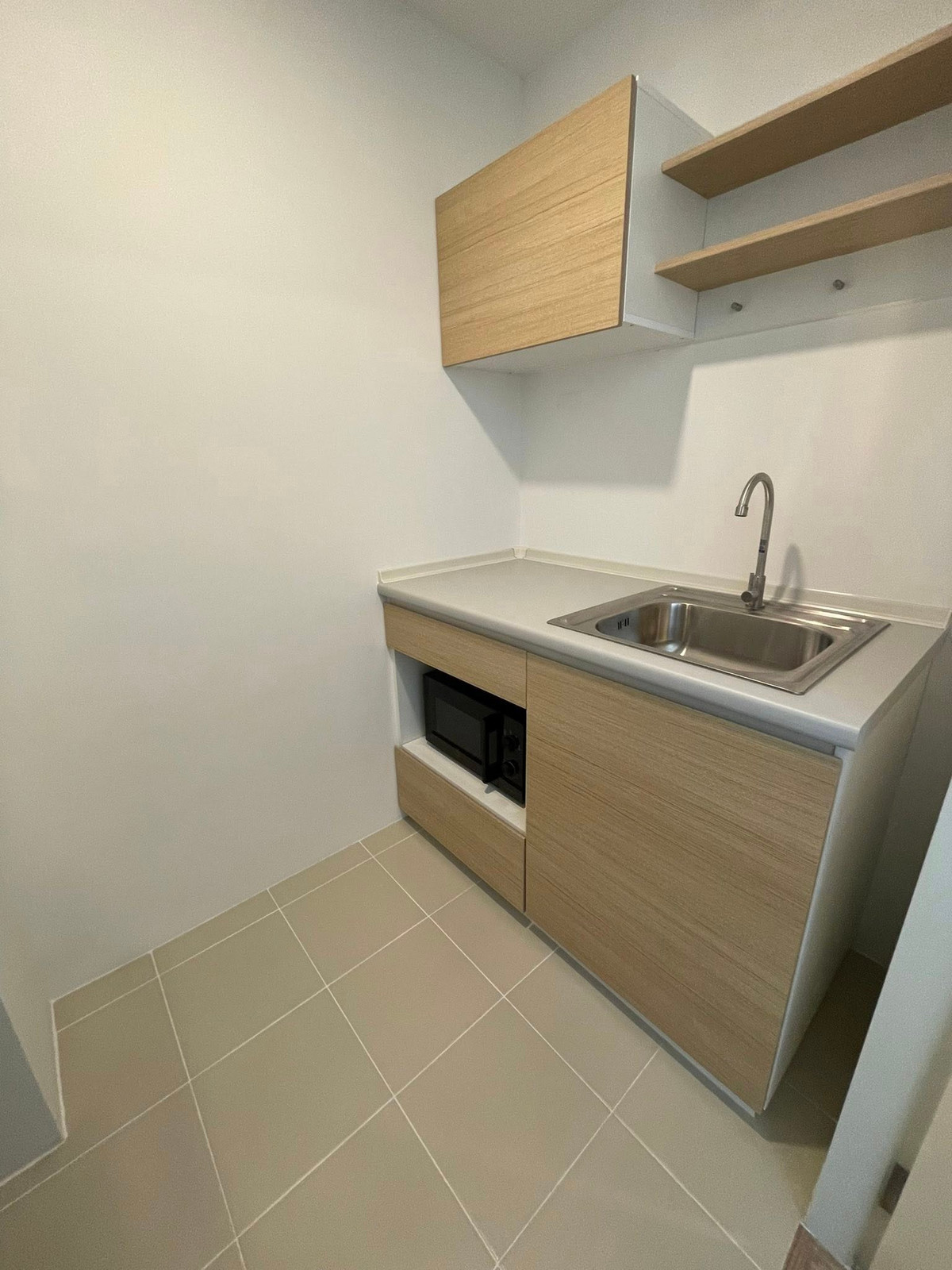 For RentCondoSamut Prakan,Samrong : 🔥 ห้องสวย ราคาดีมาก ไม่ถึงหมื่น ‼️ ให้เช่า Sena Kith ศรีนครินทร์ – ศรีด่าน คอนโดน่าอยู่ ทำเลดี ห้องสวย เฟอร์นิเจอร์ + เครื่องใช้ไฟฟ้าครบ Ready to move in immediately 📍 (Responds to chat quickly, answers calls very quickly)