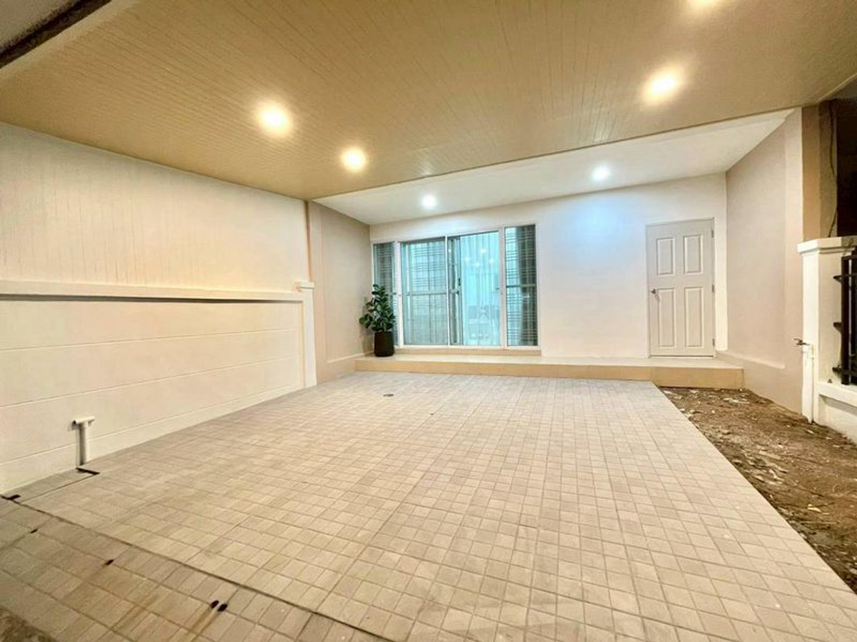 For SaleTownhomeSriracha Laem Chabang Ban Bueng : Townhome for sale in Sriracha, near Central and Robinson Department Stores. 3 bedrooms, The Central 2. Ready to move in.