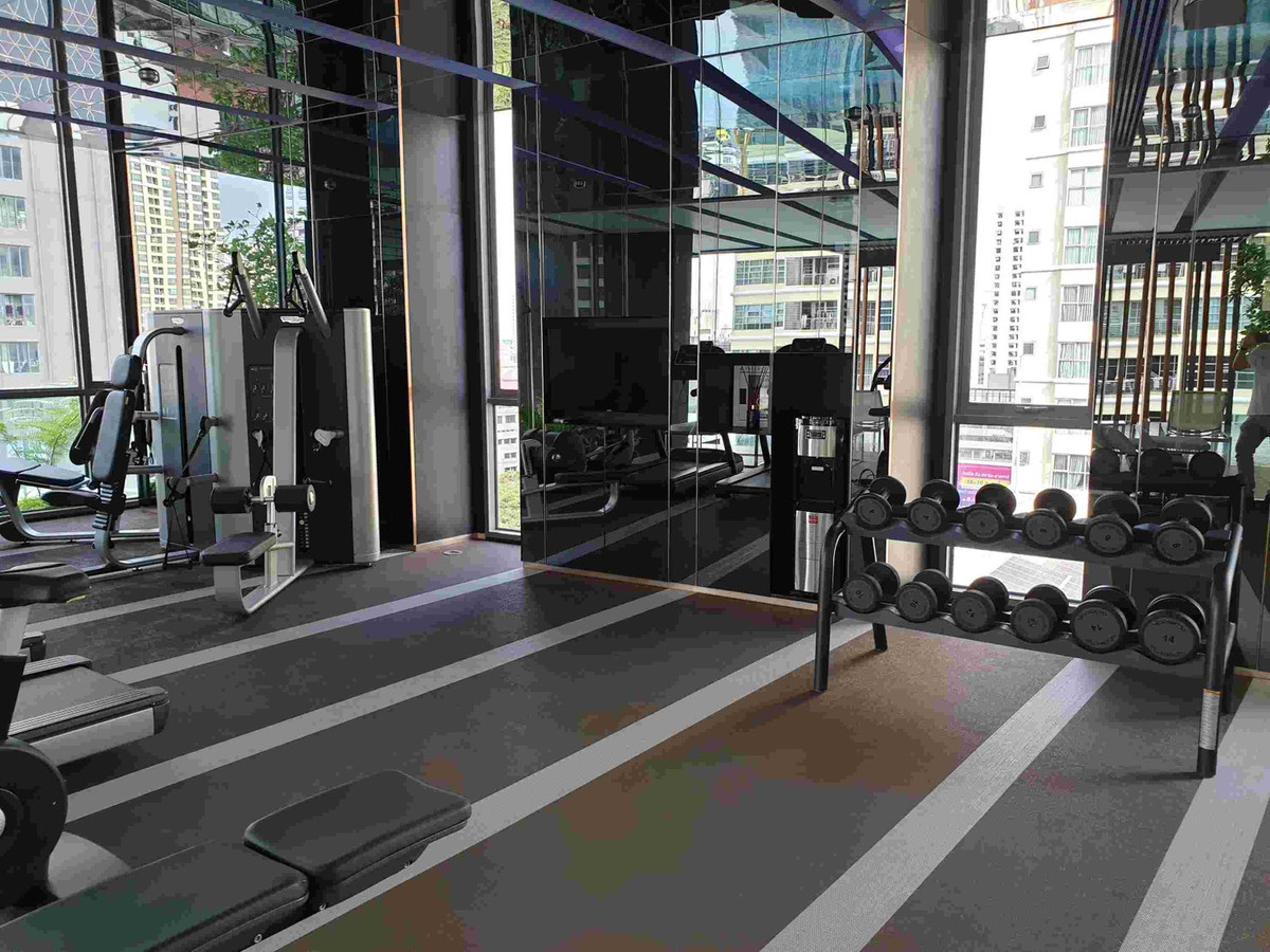 For SaleCondoRatchathewi,Phayathai : High-floor unit, beautifully decorated, great value. Condo for sale at The Line Ratchathewi by Sansiri. Only 220 meters to BTS Ratchathewi and 850 meters to Siam Paragon. Urgent sale.