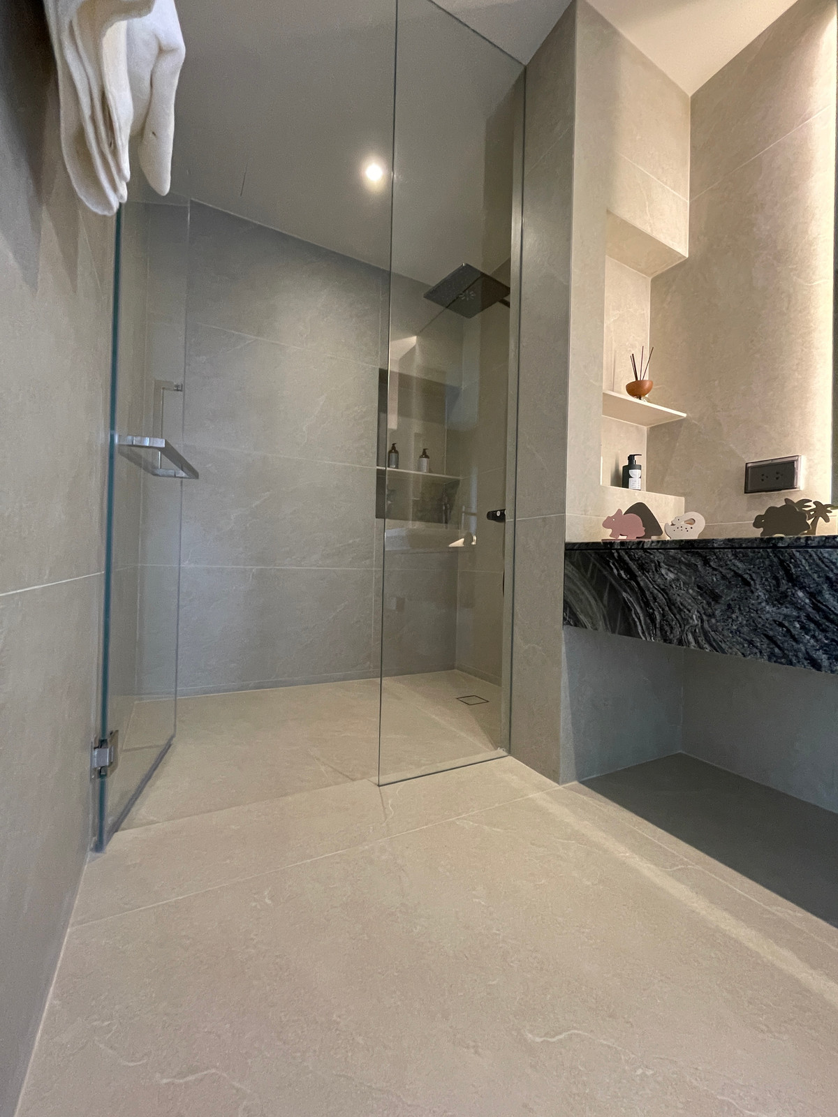 ขายบ้านเลียบทางด่วนรามอินทรา : "หนึ่งเดียวบนเลียบด่วน! Cira Residences บ้านเดี่ยว Ultra-Luxury 3.5 ชั้น พื้นที่ 845 ตร.ม. พร้อมสระว่ายน้ำส่วนตัว | ใกล้ทองหล่อ-พระราม 9 เพียงไม่กี่นาที (สังคมส่วนตัวเพียง 9 ยูนิต)"