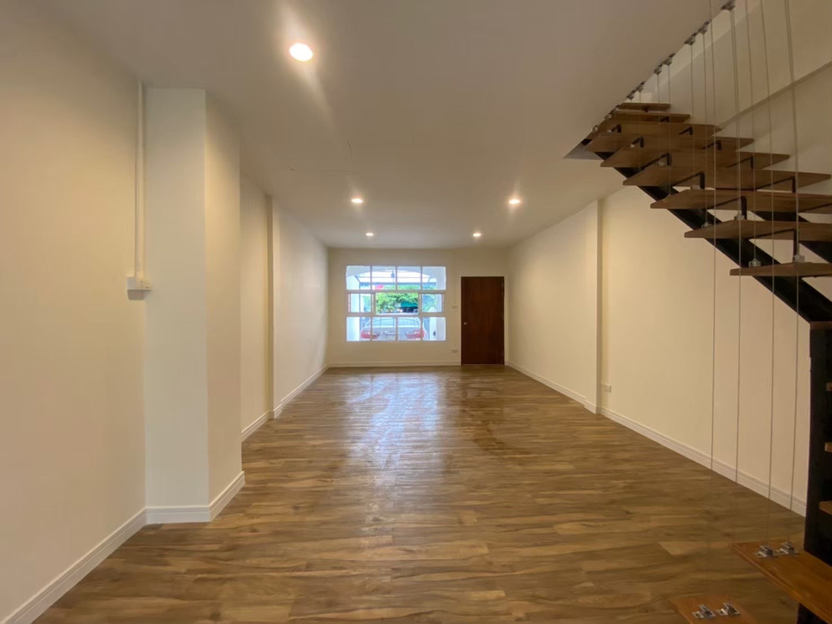 For SaleTownhomeVipawadee, Don Mueang, Lak Si : Newly renovated house for sale, 2-story townhouse, 16 sq m, Rattanawalai Village. Near Don Mueang Airport and the Red Line.