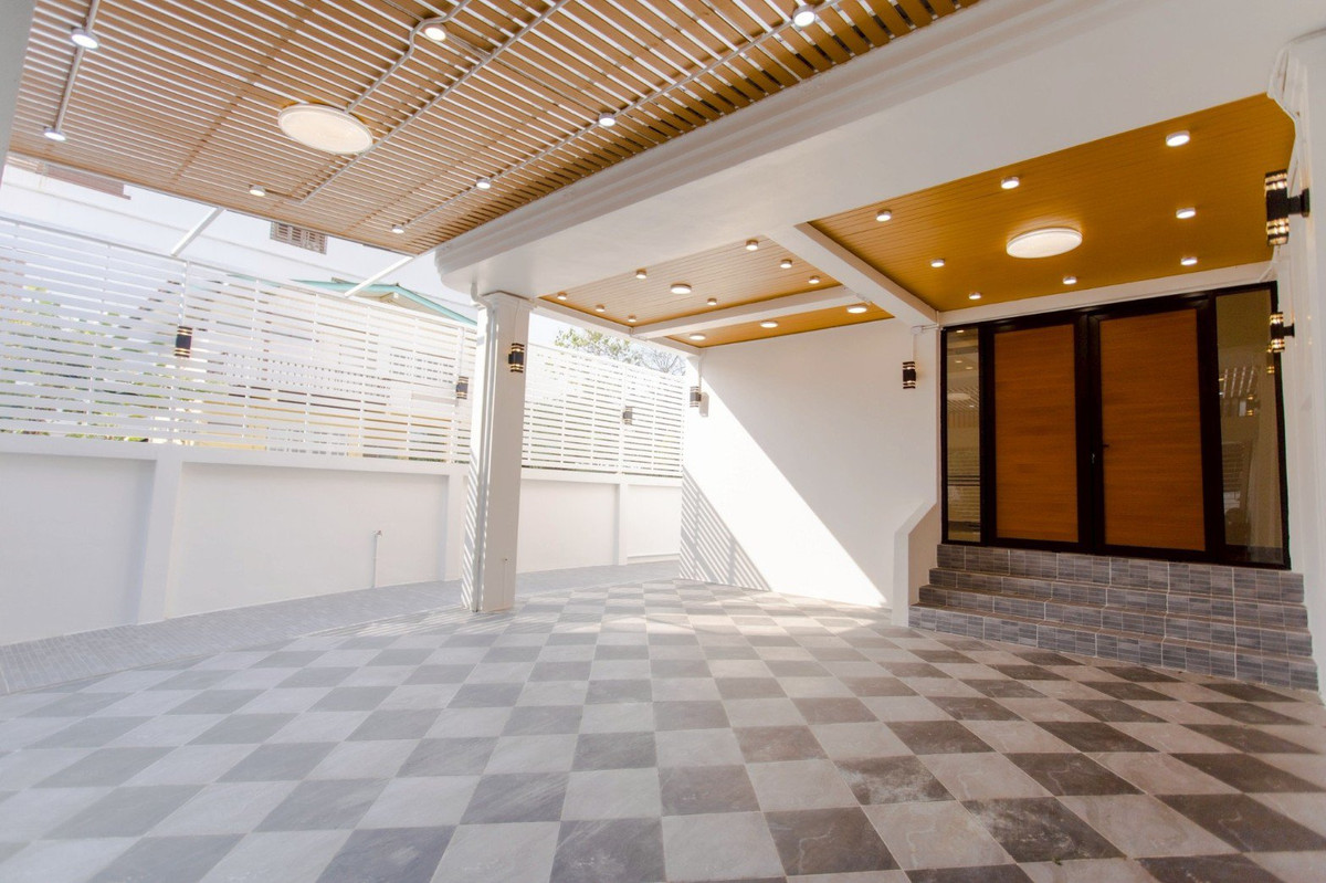 For SaleTownhomeRatchadapisek, Huaikwang, Suttisan : Large Home Office House in Huai Khwang Area | 6 Bedrooms 7 Bathrooms | Land 52 Sq.w. Access Multiple Roads near MRT, suitable for both living and doing business.