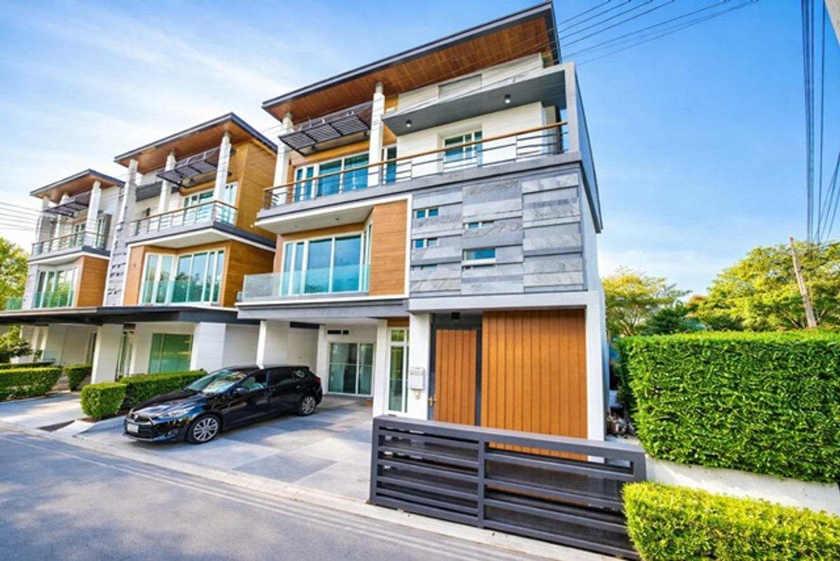 For RentHouseSapankwai,Jatujak : Central LatPhrao 1.26km Union Mall 1.2km. Luxurious 3story house beautifully decorated 4bed BTS HaYa