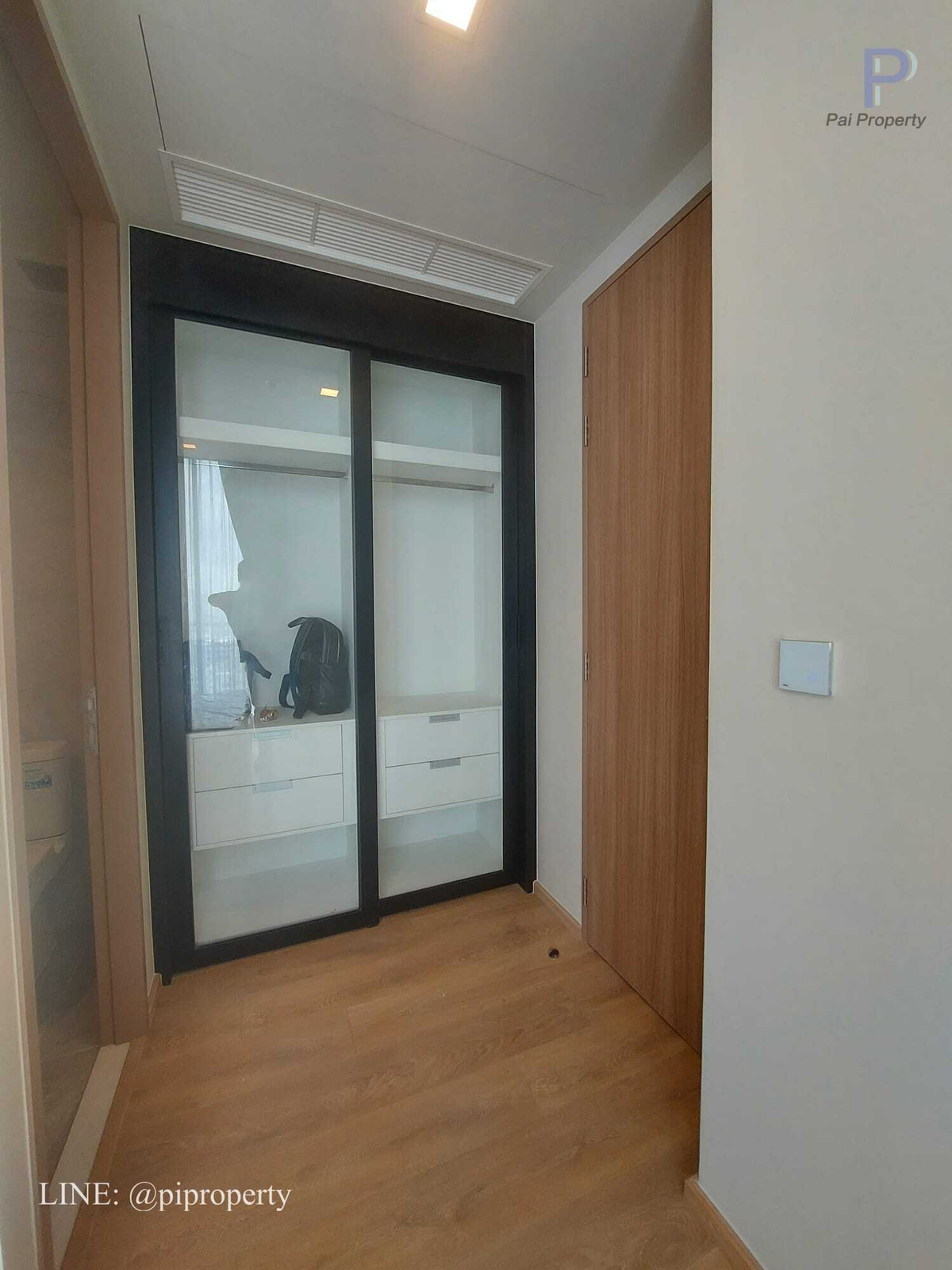 For RentCondoSukhumvit, Asoke, Thonglor : Fully furnished 1 Bedroom unit for rent in Phrom Phong. High floor with a unblocked view. Noble Around Sukhumvit 33.