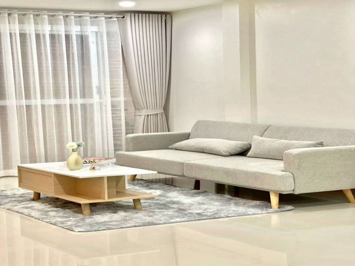 For SaleTownhomeSriracha Laem Chabang Ban Bueng : Townhome for sale in Sriracha, near Central and Robinson Department Stores. 3 bedrooms, The Central 2. Ready to move in.