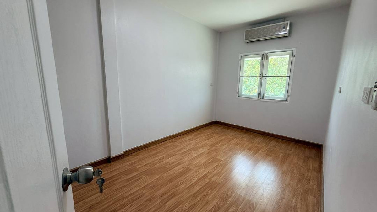 ขายทาวน์โฮมลาดกระบัง สุวรรณภูมิ : ขายด่วน ทฮ 2 ชั้น 3 ห้องนอน รีโนเวทใหม่ทั้งหมด หมู่บ้าน ดิเอ็กคลูซีฟ เฉลิมพระเกียรติ ร.9 ซอย72 ใกล้วงแหวนกาญจนาภิเษก, สนามบินสุวรรณภูมิ (Gant-285)