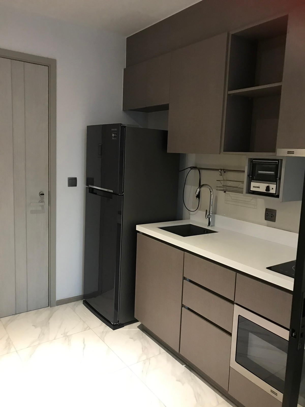 For RentCondoSukhumvit, Asoke, Thonglor : Urgent for rent! Rhythm Ekkamai, beauty studio Separate kitchen, good view, close to lifestyle areas.