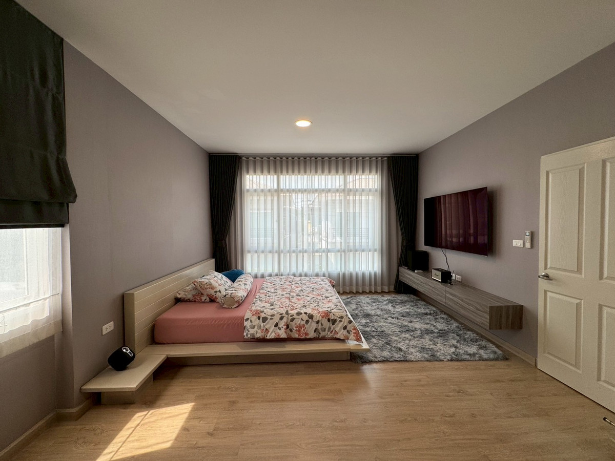 For RentNonthaburi, Bang Yai, Bangbuathong : 💕 Semi-detached house for rent, Q District Westgate project 💕 Beautiful house, ready to move in, complete with functions, suitable for both living and making a home office.