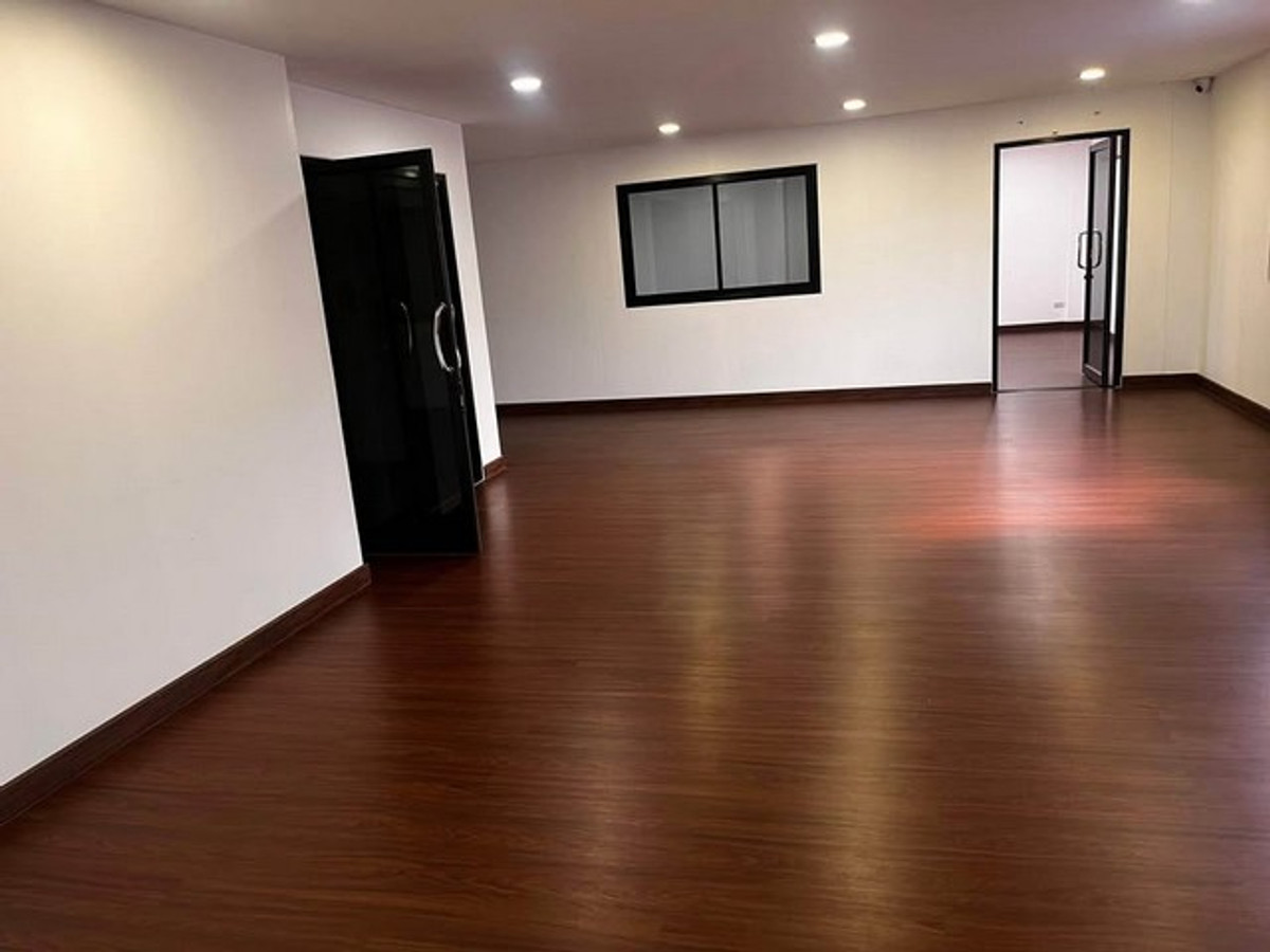 For RentWarehouseChokchai 4, Ladprao 71, Ladprao 48, : HR3343 Warehouse with office for rent, 2 floors – Chokchai 4 / Satri Witthaya 2 location, total usable area 260 sq m | Electric door | 13 CCTV cameras (ready to do business immediately!)