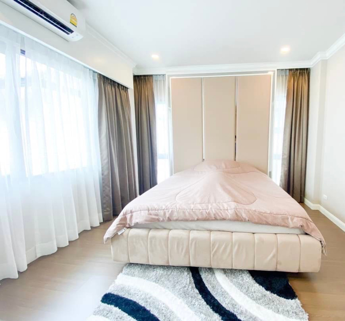 For RentHouseBangna, Bearing, Lasalle : For rent  Detached house 4 bed rooms at The City Bangna km 7 + maid quater Pet friendly 